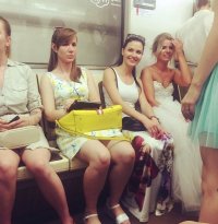 Ух ты)))) Кто-то наш опыт повторил?)))
Просто мы решили: никаких условностей.
Т.е. нафиг лимузины: пара автобусов ПАЗ - один мой, один невесты, с шампанским и закуской.
Нафиг Москву с замкАми на перилах, Поклонкой и Воробьевыми. Это не места для свадьбы. 
Нафиг кафе - пароход по Москва-реке забавнее))
Потом пикник/бухилдинг в лесу в Ясенево - зачем кафе?
Потом домой из Ясенво на Речной: все в полном параде, раскладной стол с собой, закуска опять. Напоили два вагона в метро.
А в метро меня с женой бесплатно пустили)))
Это нормальный отжиг))))