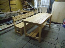 Стол чудовищный. Чуть сдержанности. Красота мебели архитектурна, и красота её не в урашательствах, а в пропорциях. При тех средствах, что были у автора, можно было бы соорудить что-то более достойное. Такое впечатление, что чел натырил каких-то деталей и слепил их стол. 

Мой: