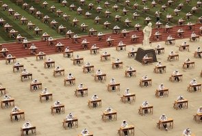 В случае неправильного ответа под столом раскрывается люк и студент летит в преисподню