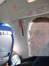 дай им стоп кран в самолете - тоже начнут дергать по каждому поводу.
на фото ручка аварийного люка, но выглядит реально как стоп кран