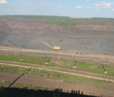 Этот экскватор размером с трехэтажный дом. Видите рядом кран? Это 12 тонный Ивановец.