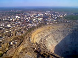А при чем здесь это? Я что сравнивал экономическую эффективность? Посыл был в том, что австралийская яма жуть как велика, я просто убедился, что бывают гораздо больше по объему.
... не нравится объем, ну, дык, есть гораздо глубже:
Медный карьер Kennecott Bingham Canyon Mine, штат Юта, глубина 1,2 км., в 2,4 раза глубже австралийского рудника. 
Алмазный карьер МИР, то же не худо, 525 метров глубиной...
Если бы рентабельность не позволяла, никто такие карьеры бы не рыл!!!!