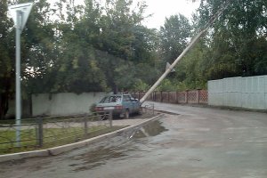 это что ж у них за столбы-то такие, что троллейбусы вертикально выдерживают, к нашим только прикоснись-уже в обмороке?...