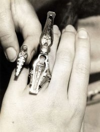 Бл..., ногти как у бомжа.