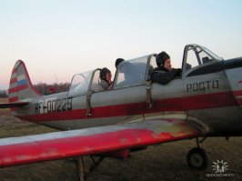 На зуб. Перегрузка определяется лучше на зуб.
Если шатаються, то было 12g.)))
Лень искать другую фотографию. Это Школа Досааф в Воронеже.
Первый полёт вторым номером.