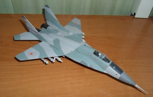 Кризис...
А обязательно нужно купить дорогой фирменный аэрограф?

Я купил себе обычный китайский за 1000р.
Компрессор сделал сам из старого кондиционера БК.
Акрил - "Невская палитра". 100р большой тюбик.

Результат на фото ниже.