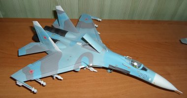 Кризис...
А обязательно нужно купить дорогой фирменный аэрограф?

Я купил себе обычный китайский за 1000р.
Компрессор сделал сам из старого кондиционера БК.
Акрил - "Невская палитра". 100р большой тюбик.

Результат на фото ниже.