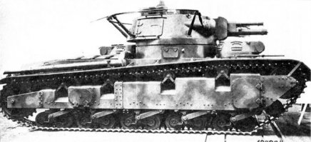 Neubaufahrzeug V \ Neubaufahrzeug VI

Средний танк

Официальное обозначение: Neubaufahrzeug V \ Neubaufahrzeug VI
Альтернативное обозначение:
Год постройки первого прототипа: 1934
Стадия завершения работ: построено два прототипа из неброневой стали и три предсерийных танка.

Ещё в ходе постройки танков серии “Grosstraktor” руководство рейхсвера полагало, что это будут по большей части опытные машины, на которых планировалось отработать как старые, так и новые технические решения. На смену этим “промежуточным” танкам должны были придти более совершенные образцы. Так, в октябре 1932 года, были сформулированы требования к новому среднему танку. Эта машина должна была оснащаться бронированием 15-20 мм, иметь скорость не менее 30 км\ч и вооружаться 75-мм пушкой и двумя-тремя 7,92-мм пулеметами. Многобашенную схему было решено оставить. Возможно, на это оказала влияние информация из Франции и Великобритании. Как известно, в начале 1930-х гг. боевой потенциал французских Char 2C оценивался ещё весьма высоко, а британские военные полным ходом вели испытания пятибашенного А1Е1 и трехбашенного А6Е1. Немецкий средний танк вначале получил обозначение Panzerkampfwagen VII, но в скором времени его сменили на Panzerkampfwagen IV neu Art.

В работу включились две фирмы (Rheinmetall-Borsig и Krupp), ранее получившие большой опыт при постройке и испытаниях “тракторов” и активно использовавшие наработки по ним. Собственно проектированием ходовой части и корпуса занималась фирма Rheinmetall-Borsig, в то время как Krupp основные усилия прилагала к башне и вооружению. После учетьа всех требований и пожеланий со стороны военных танк получил нетрадиционную компоновку с диагональным расположением двух пулеметных башен, которая более нигде не повторялась.

В конце 1933 года фирма Rheinmetall, занялась сборкой двух “отладочных” образцов. Корпуса танков собирались из неброневой стали толщиной от 15 мм (лобовая проекция) до 13 мм (борта и корма). Оригинальное расположение башен появилось не на пустом месте. При обычной схеме, когда две пулеметные башни располагались спереди, их сектор обстрела ограничивался выступающим сзади корпусом – то есть, стрельбу назад могла вести только главная башня. Вариант с продольным размещением башен устранял данную проблему, однако задний стрелок оказывался отрезанным от остального экипажа, что нарушало огневое взаимодействие. Таким образом, немецкими специалистами был сделан относительно правильный вывод – пулеметные башни нужно установить диагонально. В итоге компоновка получилась следующей. В передней части корпуса слева располагалось место механика-водителя и органы управления. Для удобства обзора над его головой была сделана небольшая неподвижная рубка с двумя смотровыми щелями (спереди и слева) и люком, откидываемым вверх. Справа от него находилась передняя пулеметная башня, которая была заимствована вместе с погоном от легкого танка Pz.Kpfw.I Ausf.A.

Далее возвышалась высокая надстройка с закруглением в левой задней части, на крыше которой устанавливалась главная башня сварного типа, имевшая не менее сложную конструкцию. Создавалась она с расчетом установки в ней сразу двух орудий (одно над другим) и пулемета. Такие сложности были введены тоже неспроста. Расчет делался на то, что 75-мм пушка KwK 7,5cm с ствола 24 калибра и основным боекомплектом из осколочно-фугасных выстрелов, будет использоваться против полевых укреплений и скоплений пехоты. В свою очередь, 37-мм пушка Rheinmetall, выполненная на основе противотанковой, могла эффективно бороться с любым танком противника. Подобная спаренная установка обладала лишь теоретической эффективностью, однако об этом станет известно позже. Пулемет типа MG-13 калибра 7,92-мм устанавливался справа от орудийной маски в отдельной шаровой установке. На крыше главной башни находилась наблюдательная башенка с шестью смотровыми щелями защищенными триплексами. Ближе к левому борту разместили перископический наблюдательный прибор. По обоим бортам башни также были сделаны эвакуационные люки. Полный боекомплект составлял 80 выстрелов к 75-мм пушке, 60 выстрелов к 37-мм пушке и 6000 патронов к трем пулеметам. За надстройкой слева была установлена вторая пулеметная башня. Скругление надстройки слева несколько увеличивало угол обстрела, но реальная ценность этой башни оказалась невысокой.

В кормовой части корпуса, со смещением вправо, находился бензиновый авиационный двигатель BMW Va мощностью 290 л.с., оснащенный жидкостной системой охлаждения. За ним размещалась трансмиссия с бортовыми дифференциалами, механической коробкой передач, главным фрикционом и тормозами. Над двигателем в верхнем листе корпуса, был сделан эксплуатационный люк. Ближе к правому борту располагались четыре броневых колпака над отверстиями для воздухопритока, а также защитный кожух выхода выхлопной трубы. Двухкамерный глушитель на кронштейнах крепился к правой надгусеничной полке. Нижний кормовой лист имел длинный прямоугольный вырез, закрываемый на болтах бронированной крышкой и служивший для доступа к тормозам и механизмам трансмиссии.

Конструкция ходовой части была во многом аналогична “Grosstraktor III”. Применительно на каждый борт она состояла из десяти опорных катков, один независимый натяжной каток с независимой пружинной подвеской, четыре поддерживающих ролика, переднее направляющее и заднее ведущее колесо цевочного зацепления. Опорные катки оснащались резиновыми бандажами и блокировались в пять тележек, каждая из которых крепилась к корпусу посредством балансиров. Амортизация включала спиральные пружины. Ролики поддерживающие верхнюю гусеничную ветвь тоже имели резиновые бандажи и крепились на V-образных кронштейнах. Гусеничная цепь собиралась из мелкозвенчатых траков шириной 380 мм. Несмотря на некоторую устарелость этот тип шасси хорошо зарекомендовал себя в эксплуатации и был освоен в производстве.

Для лучшей функциональности снизу по бортам корпуса были выполнены специальные уширения закрываемые бронированными фальшбортами, за которыми разместили элементы подвески. Спереди, несимметрично с обоих сторон, вырезали два люка для эвакуации экипажа. Вообще, по числу различных люков немецкий средний танк стал почти рекордсменом – для экипажа их было сделано 8 штук (!), а для обслуживания узлов и агрегатов только 4.

Каждый танк оборудовался радиостанцией FuG6 SE20v с максимальной дальностью связи 8 км, которая находилась в кормовой нише главной башни. В комплекте в ней поставлялась антенна поручневого типа, которая монтировалась на 8 кронштейнах.

Уже в ходе постройки танк получил обозначение Neubaufahrzeug V (транспортное средство новой постройки, если переводить почти дословно), или сокращенно Nb.Fz.V. Первые две машины под номерами Nr.1 и Nr.2, переданные заказчику в конце 1934 году, использовались только для испытаний и тестов. Достаточно быстро выяснилось, что Nb.Fz.V обладают несколькими серьёзными недостатками. Прежде всего, вертикальное размещение орудий оказалось очень нерациональным и вызывало многочисленные нарекания со стороны танкистов. Были претензии к бортовым люкам, открывавшимся назад и не защищавшим экипаж с передней полусферы. Несмотря на то, что максимальная скорость танка достигала 30-32 км\ч, при движении по шоссе, на пересеченной местности 23-тонная машина теряла внушительный процент подвижности. Помимо этого, необходимость наличия двух пулеметных башен уже тогда ставилось под сомнение, из-за тесноты в боевом отделении и повышения боевой массы танка.

После испытательного цикла, завершившегося в августе 1935 года, два “стальных” танка отправились на войсковые испытания в танковую дивизию, где эксплуатировались около года. Затем оба Nb.Fz.V от фирмы Rheinmetall были переданы учебному центру в Путлосе, где танк Nr.2 завершил свою карьеру в качестве наглядных пособий приблизительно в 1941 году.

Совершенно иначе сложилась судьба танков, построенных совместными усилиями фирм Krupp и Rheinmetall. Эти машины, получившие обозначение Nb.Fz.VI и номера Nr.3-Nr.5, были во многом аналогичны Nb.Fz.V, за исключением главной башни, вооружения и двигателя. По мнению специалистов фирмы Krupp вертикальная схема размещения орудий будет неудобной в обслуживании и потому их установили горизонтально (“штурмовая” пушка справа, противотанковая пушка слева). Это повлекло за собой проектирование новой башни, которая собиралась из плоских листов и была проще по конструкции. В то же время корпуса из броневой стали изготовлялись на предприятии Rheinmetall.

Другим интересным моментом был вывод, что калибр 75 мм является не самым оптимальным средством для борьбы с укреплениями противника и потому танки планировалось оснастить короткоствольными 105-мм орудиями 10,5cm KwK L/28. На этом месте данные о вооружении трех танков фирмы Krupp расходятся. Согласно наиболее распространенной версии все Nb.Fz.VI получили 105-мм пушки, но спустя некоторое время их заменили на стандартные, калибра 75 мм. Поводом для этого послужила якобы невысокая надежность и большой занимаемый объём внутри башни. Но есть и другая версия – идея перевооружить танки 105-мм орудиями появилась только в 1937 году, когда морально устаревшие Nb.Fz.VI собирались переделать в так называемые “Nebel Panzer”, оснащенные кроме мощной артиллерии установками дымопуска. Скорее всего, 37-мм пушка при этом демонтировалась. Тем не менее, этот вариант так и не был воплощен в жизнь.

Силовая установка претерпела изменения в угоду стандартизации, поэтому вместо авиационного двигателя установили Maybach HL108TR, специально приспособленный для установки на танки. Это был бензиновый 12-цилиндровый мотор жидкостного охлаждения, развивавший мощность 280-300 л.с. при 3000 об\мин. Путем нехитрых вычислений можно узнать, что танки типа Nb.Fz.VI при боевой массе 23410 кг обладали удельной мощностью около 12 л.с. на тонну, что было вполне неплохо. Впрочем, на практике этот показатель смотрелся не столь впечатляюще.

Постройка танков Nb.Fz.VI была завершена в течении 1935 года, после чего все три прототипа были переданы для испытаний сначала на танковый полигон в Путлосе, а затем в 1-ю танковую дивизию (предположительно). Отзывы танкистов о трехбашенных танках были противоречивыми. С одной стороны, они обладали неплохой бронезащитой и мощным вооружением. С другой – танки имели низкую проходимость по мягкому грунту и небольшой запас хода, а обслуживать одновременно два орудия оказалось слишком сложно в обстановке даже приближенной боевой.

В связи с тем, что в 1937 году появился Pz.Kpfw.IV Ausf.A, выглядевший более перспективно, мнение относительно Nb.Fz.VI стало меняться в худшую сторону. Более того, после испанских событий стало ясно, что 20-мм броня не является хорошей защитой от противотанковых пушек калибра 37-47 мм, и трехбашенные танки окончательно перевели в разряд учебных. И всё же, всем трем Nb.Fz.VI удалось принять участие во 2-й Мировой войне, но перед этим, весной 1939 года, “трехбашенники” демонстрировались на Международной Автомобильной Выставке в Берлине.

После успеха в Польше следующей жертвой немецкого милитаризма должна была стать Норвегия. Исходя из сложного ландшафта этой скандинавской страны командование вермахта решило сделать основные усилия на взаимодействие пехоты, артиллерии и авиации, в то время как танкам отдавалась вспомогательная функция. Всего к берегам Норвегии отправили пару сотен танков Pz.I, Pz.II и Pz.IV, включая командирские варианты, среди которых было три Nb.Fz.VI. Цель прибытия трехбашеных танков была вполне ясна – пропаганда достижений немецкой танковой промышленности. Официально они входили в состав танкового батальона специального назначения Panzer Abteilung zur besonderer Vervendung 40 (Pz.Abt1. Zb.V 40) являясь отдельным взводом с названием Panzerzug Horstmann/Zug Putloss. Командовал этим подразделением лейтенант Ганс Хорстман (Hans Horstmann).

В предвоенный период танки с башней Krupp, эксплуатировавшиеся в составе вермахта, сохраняли темно-серый камуфляж, изображение слона и балочный крест на лобовом листе корпуса. Приблизительно в 1939 году к ним были добавлены тактические обозначения в виде больших белых цифр на главной башне (возможная нумерация – от 8 до 10). Перед “норвежской командировкой” танки перекрасили и нанесли на башни балочные кресты.

Первое время батальону везло. Отбыв из Германии 9-го апреля Pz.Abt1. Zb.V 40 прибыл на норвежскую землю спустя несколько дней. В начале своего пути батальон насчитывал 42 Pz.I, 21 Pz.II и 6 Pz.Bef. Трехбашенные Nb.Fz.VI в количестве трех штук отправились несколько позже. Добраться удалось не всем – в неспокойном Северном море было потеряно 19 машин, утонувших вместе с транспортным судном.

По прибытии легкие танки отправились на передовую, а средние переправили в Осло, где 19 апреля они прошли парадным строем. Надо отдать должное немецким фотографам – они снимали трехбашенные танки в порту, на улицах и на местности, группами и поодиночке с различных ракурсов. Поскольку бортовые номера и тактические обозначения на танках отсутствовали это сильно затрудняло определение их количества. Так создавалось впечатление, что Германия располагает внушительными бронетанковыми силами, в состав которых входят машины тяжелого типа с мощным вооружением, ведь рассмотреть толщину брони на фотографии невозможно. Таким образом, “показной” успех был гарантирован, а вот в реальной боевой ситуации Nb.Fz.VI повели себя не лучшим образом.

Решение отправить трехбашенные танки на фронт созрело на фоне впечатляющих успехов немецкой армии, которой менее чем за две недели удалось оккупировать почти всю Норвегию и захватить ключевые порты и фьорды. Для завершения разгрома союзных войск 40-й отдельный танковый батальон и 196-я пехотная дивизия были объединены в единое подразделение, названное Gruppe Pellangahr. Основными танками являлись Pz.I, но в группе с трехбашенными машинами предстояло действовать более современным Pz.II. Небольшое сражение, развернувшееся 25-го апреля 1940 года у деревни Квам (Kwam), выявило все слабые стороны Nb.Fz.VI. Солдаты британского 1-го батальона Королевской Йоркширской пехоты не занимали эшелонированной защиты и почти не имели тяжелого вооружения. Самую серьёзную опасность для немецких танков представляли всего две 3-дюймовые (76,2-мм) мортиры и пять 25-мм французских противотанковых орудий Hotchkiss, но распорядились ими англичане весьма умело.

Атака немецких войск началась весьма опрометчиво – впереди шли два легких танка Pz.II и один Nb.Fz.VI. По всей видимости предварительной разведки не производилось, иначе немцы знали бы о грозивший им опасности. Англичане удачно замаскировали 25-мм противотанковые орудия и, подпустив танки на 150 метров открыли по ним огонь практически в упор. Сразу был подбит один из Pz.II, затем жертвой ПТП стали ещё два немецких танка, а через пару минут настала очередь Nb.Fz.VI. Обстрел трехебашеного танка велся по меньшей мере с двух сторон и вскоре экипаж покинул обездвиженную машину. По наиболее верным предположениям у Nb.Fz.VI был разбит дифференциал и ремонт в полевых условиях был весьма трудоёмким процессом. Танк остался на “ничейной” земле и оставался там, по меньшей мере, до вечера 26 апреля, пока британцы не отступили. Поврежденную машину немцы отбуксировали в тыл, а оставшиеся на месте боя "запчасти" пролежали там до конца 1980-х гг. (краткое описание боя на английском языке)

Вообще, если принять во внимание сохранившиеся обломки от подбитого Nb.Fz.VI (сейчас они являются экспонатами норвежского музея, фото), то этот танк получил достаточно тяжелые повреждения ходовой части и корпуса. Была разбита гусеница вместе с механизмом натяжения, дифференциал и направляющее колесо. Добиться такого эффекта обстрелом из 25-мм противотанковых пушек было делом весьма непростым, так что вполне возможно, что тут поучаствовала и 3-дюймовая мортира.

Более печальной, если не сказать трагикомичной, оказалась судьба второго Nb.Fz.VI. Продвигаясь вслед за наступающими частями танк вышел из строя на проселочной дороге по технической причине - по наиболее достоверным данным Nb.Fz.VI заглох, пытаясь преодолеть заболоченный участок местности близ г.Лиллихаммер. Хотя особых основания для тревоги не было экипаж подорвал свою машину. Учитывая слабость бронирования, а также попытки британских частей прорваться к побережью, действия немецких танкистов не выглядят столь уж паническими. Поскольку подорванный Nb.Fz.VI ремонту не подлежал его впоследствии разобрали.

Оставшиеся два танка, включая отремонтированный, вернули в Осло и осенью 1940 года отправили в Германию. Дальнейшая их участь оказалась вполне прозаической. Около года они использовались в качестве наглядных пособий, пока в 1941-1942 гг. танки не разобрали не металл. Этот факт подтверждается официальными документами, которые были захвачены англичанами весной 1945 года.

Теперь немного о боевом применении Nb.Fz.VI на Восточном фронте. К подобной информации надо относиться весьма критично. К примеру, иногда можно встретить утверждения об одном подбитом трехбашенном танке в районе Дубно (28-29 июня 1941 года) и сразу о двух уничтоженных Nb.Fz.VI на румынской границе. Затем эти танки “всплывают” в Германии в ноябре 1941 года, но в то же время есть утверждения, что оба Nb.Fz.VI несли полицеские функции в Дании. В любом случае, официальные немецкие источники этих фактов не подтверждают. Дольше всех, судя по всему, прожил первый “стальной” Nb.Fz.VI – есть фотография, датированная 1942 годом, где этот танк запечатлен на заводе фирмы Krupp вместе с самоходной установкой StuG IV.