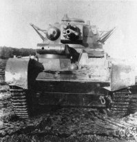 Neubaufahrzeug V \ Neubaufahrzeug VI

Средний танк

Официальное обозначение: Neubaufahrzeug V \ Neubaufahrzeug VI
Альтернативное обозначение:
Год постройки первого прототипа: 1934
Стадия завершения работ: построено два прототипа из неброневой стали и три предсерийных танка.

Ещё в ходе постройки танков серии “Grosstraktor” руководство рейхсвера полагало, что это будут по большей части опытные машины, на которых планировалось отработать как старые, так и новые технические решения. На смену этим “промежуточным” танкам должны были придти более совершенные образцы. Так, в октябре 1932 года, были сформулированы требования к новому среднему танку. Эта машина должна была оснащаться бронированием 15-20 мм, иметь скорость не менее 30 км\ч и вооружаться 75-мм пушкой и двумя-тремя 7,92-мм пулеметами. Многобашенную схему было решено оставить. Возможно, на это оказала влияние информация из Франции и Великобритании. Как известно, в начале 1930-х гг. боевой потенциал французских Char 2C оценивался ещё весьма высоко, а британские военные полным ходом вели испытания пятибашенного А1Е1 и трехбашенного А6Е1. Немецкий средний танк вначале получил обозначение Panzerkampfwagen VII, но в скором времени его сменили на Panzerkampfwagen IV neu Art.

В работу включились две фирмы (Rheinmetall-Borsig и Krupp), ранее получившие большой опыт при постройке и испытаниях “тракторов” и активно использовавшие наработки по ним. Собственно проектированием ходовой части и корпуса занималась фирма Rheinmetall-Borsig, в то время как Krupp основные усилия прилагала к башне и вооружению. После учетьа всех требований и пожеланий со стороны военных танк получил нетрадиционную компоновку с диагональным расположением двух пулеметных башен, которая более нигде не повторялась.

В конце 1933 года фирма Rheinmetall, занялась сборкой двух “отладочных” образцов. Корпуса танков собирались из неброневой стали толщиной от 15 мм (лобовая проекция) до 13 мм (борта и корма). Оригинальное расположение башен появилось не на пустом месте. При обычной схеме, когда две пулеметные башни располагались спереди, их сектор обстрела ограничивался выступающим сзади корпусом – то есть, стрельбу назад могла вести только главная башня. Вариант с продольным размещением башен устранял данную проблему, однако задний стрелок оказывался отрезанным от остального экипажа, что нарушало огневое взаимодействие. Таким образом, немецкими специалистами был сделан относительно правильный вывод – пулеметные башни нужно установить диагонально. В итоге компоновка получилась следующей. В передней части корпуса слева располагалось место механика-водителя и органы управления. Для удобства обзора над его головой была сделана небольшая неподвижная рубка с двумя смотровыми щелями (спереди и слева) и люком, откидываемым вверх. Справа от него находилась передняя пулеметная башня, которая была заимствована вместе с погоном от легкого танка Pz.Kpfw.I Ausf.A.

Далее возвышалась высокая надстройка с закруглением в левой задней части, на крыше которой устанавливалась главная башня сварного типа, имевшая не менее сложную конструкцию. Создавалась она с расчетом установки в ней сразу двух орудий (одно над другим) и пулемета. Такие сложности были введены тоже неспроста. Расчет делался на то, что 75-мм пушка KwK 7,5cm с ствола 24 калибра и основным боекомплектом из осколочно-фугасных выстрелов, будет использоваться против полевых укреплений и скоплений пехоты. В свою очередь, 37-мм пушка Rheinmetall, выполненная на основе противотанковой, могла эффективно бороться с любым танком противника. Подобная спаренная установка обладала лишь теоретической эффективностью, однако об этом станет известно позже. Пулемет типа MG-13 калибра 7,92-мм устанавливался справа от орудийной маски в отдельной шаровой установке. На крыше главной башни находилась наблюдательная башенка с шестью смотровыми щелями защищенными триплексами. Ближе к левому борту разместили перископический наблюдательный прибор. По обоим бортам башни также были сделаны эвакуационные люки. Полный боекомплект составлял 80 выстрелов к 75-мм пушке, 60 выстрелов к 37-мм пушке и 6000 патронов к трем пулеметам. За надстройкой слева была установлена вторая пулеметная башня. Скругление надстройки слева несколько увеличивало угол обстрела, но реальная ценность этой башни оказалась невысокой.

В кормовой части корпуса, со смещением вправо, находился бензиновый авиационный двигатель BMW Va мощностью 290 л.с., оснащенный жидкостной системой охлаждения. За ним размещалась трансмиссия с бортовыми дифференциалами, механической коробкой передач, главным фрикционом и тормозами. Над двигателем в верхнем листе корпуса, был сделан эксплуатационный люк. Ближе к правому борту располагались четыре броневых колпака над отверстиями для воздухопритока, а также защитный кожух выхода выхлопной трубы. Двухкамерный глушитель на кронштейнах крепился к правой надгусеничной полке. Нижний кормовой лист имел длинный прямоугольный вырез, закрываемый на болтах бронированной крышкой и служивший для доступа к тормозам и механизмам трансмиссии.

Конструкция ходовой части была во многом аналогична “Grosstraktor III”. Применительно на каждый борт она состояла из десяти опорных катков, один независимый натяжной каток с независимой пружинной подвеской, четыре поддерживающих ролика, переднее направляющее и заднее ведущее колесо цевочного зацепления. Опорные катки оснащались резиновыми бандажами и блокировались в пять тележек, каждая из которых крепилась к корпусу посредством балансиров. Амортизация включала спиральные пружины. Ролики поддерживающие верхнюю гусеничную ветвь тоже имели резиновые бандажи и крепились на V-образных кронштейнах. Гусеничная цепь собиралась из мелкозвенчатых траков шириной 380 мм. Несмотря на некоторую устарелость этот тип шасси хорошо зарекомендовал себя в эксплуатации и был освоен в производстве.

Для лучшей функциональности снизу по бортам корпуса были выполнены специальные уширения закрываемые бронированными фальшбортами, за которыми разместили элементы подвески. Спереди, несимметрично с обоих сторон, вырезали два люка для эвакуации экипажа. Вообще, по числу различных люков немецкий средний танк стал почти рекордсменом – для экипажа их было сделано 8 штук (!), а для обслуживания узлов и агрегатов только 4.

Каждый танк оборудовался радиостанцией FuG6 SE20v с максимальной дальностью связи 8 км, которая находилась в кормовой нише главной башни. В комплекте в ней поставлялась антенна поручневого типа, которая монтировалась на 8 кронштейнах.

Уже в ходе постройки танк получил обозначение Neubaufahrzeug V (транспортное средство новой постройки, если переводить почти дословно), или сокращенно Nb.Fz.V. Первые две машины под номерами Nr.1 и Nr.2, переданные заказчику в конце 1934 году, использовались только для испытаний и тестов. Достаточно быстро выяснилось, что Nb.Fz.V обладают несколькими серьёзными недостатками. Прежде всего, вертикальное размещение орудий оказалось очень нерациональным и вызывало многочисленные нарекания со стороны танкистов. Были претензии к бортовым люкам, открывавшимся назад и не защищавшим экипаж с передней полусферы. Несмотря на то, что максимальная скорость танка достигала 30-32 км\ч, при движении по шоссе, на пересеченной местности 23-тонная машина теряла внушительный процент подвижности. Помимо этого, необходимость наличия двух пулеметных башен уже тогда ставилось под сомнение, из-за тесноты в боевом отделении и повышения боевой массы танка.

После испытательного цикла, завершившегося в августе 1935 года, два “стальных” танка отправились на войсковые испытания в танковую дивизию, где эксплуатировались около года. Затем оба Nb.Fz.V от фирмы Rheinmetall были переданы учебному центру в Путлосе, где танк Nr.2 завершил свою карьеру в качестве наглядных пособий приблизительно в 1941 году.

Совершенно иначе сложилась судьба танков, построенных совместными усилиями фирм Krupp и Rheinmetall. Эти машины, получившие обозначение Nb.Fz.VI и номера Nr.3-Nr.5, были во многом аналогичны Nb.Fz.V, за исключением главной башни, вооружения и двигателя. По мнению специалистов фирмы Krupp вертикальная схема размещения орудий будет неудобной в обслуживании и потому их установили горизонтально (“штурмовая” пушка справа, противотанковая пушка слева). Это повлекло за собой проектирование новой башни, которая собиралась из плоских листов и была проще по конструкции. В то же время корпуса из броневой стали изготовлялись на предприятии Rheinmetall.

Другим интересным моментом был вывод, что калибр 75 мм является не самым оптимальным средством для борьбы с укреплениями противника и потому танки планировалось оснастить короткоствольными 105-мм орудиями 10,5cm KwK L/28. На этом месте данные о вооружении трех танков фирмы Krupp расходятся. Согласно наиболее распространенной версии все Nb.Fz.VI получили 105-мм пушки, но спустя некоторое время их заменили на стандартные, калибра 75 мм. Поводом для этого послужила якобы невысокая надежность и большой занимаемый объём внутри башни. Но есть и другая версия – идея перевооружить танки 105-мм орудиями появилась только в 1937 году, когда морально устаревшие Nb.Fz.VI собирались переделать в так называемые “Nebel Panzer”, оснащенные кроме мощной артиллерии установками дымопуска. Скорее всего, 37-мм пушка при этом демонтировалась. Тем не менее, этот вариант так и не был воплощен в жизнь.

Силовая установка претерпела изменения в угоду стандартизации, поэтому вместо авиационного двигателя установили Maybach HL108TR, специально приспособленный для установки на танки. Это был бензиновый 12-цилиндровый мотор жидкостного охлаждения, развивавший мощность 280-300 л.с. при 3000 об\мин. Путем нехитрых вычислений можно узнать, что танки типа Nb.Fz.VI при боевой массе 23410 кг обладали удельной мощностью около 12 л.с. на тонну, что было вполне неплохо. Впрочем, на практике этот показатель смотрелся не столь впечатляюще.

Постройка танков Nb.Fz.VI была завершена в течении 1935 года, после чего все три прототипа были переданы для испытаний сначала на танковый полигон в Путлосе, а затем в 1-ю танковую дивизию (предположительно). Отзывы танкистов о трехбашенных танках были противоречивыми. С одной стороны, они обладали неплохой бронезащитой и мощным вооружением. С другой – танки имели низкую проходимость по мягкому грунту и небольшой запас хода, а обслуживать одновременно два орудия оказалось слишком сложно в обстановке даже приближенной боевой.

В связи с тем, что в 1937 году появился Pz.Kpfw.IV Ausf.A, выглядевший более перспективно, мнение относительно Nb.Fz.VI стало меняться в худшую сторону. Более того, после испанских событий стало ясно, что 20-мм броня не является хорошей защитой от противотанковых пушек калибра 37-47 мм, и трехбашенные танки окончательно перевели в разряд учебных. И всё же, всем трем Nb.Fz.VI удалось принять участие во 2-й Мировой войне, но перед этим, весной 1939 года, “трехбашенники” демонстрировались на Международной Автомобильной Выставке в Берлине.

После успеха в Польше следующей жертвой немецкого милитаризма должна была стать Норвегия. Исходя из сложного ландшафта этой скандинавской страны командование вермахта решило сделать основные усилия на взаимодействие пехоты, артиллерии и авиации, в то время как танкам отдавалась вспомогательная функция. Всего к берегам Норвегии отправили пару сотен танков Pz.I, Pz.II и Pz.IV, включая командирские варианты, среди которых было три Nb.Fz.VI. Цель прибытия трехбашеных танков была вполне ясна – пропаганда достижений немецкой танковой промышленности. Официально они входили в состав танкового батальона специального назначения Panzer Abteilung zur besonderer Vervendung 40 (Pz.Abt1. Zb.V 40) являясь отдельным взводом с названием Panzerzug Horstmann/Zug Putloss. Командовал этим подразделением лейтенант Ганс Хорстман (Hans Horstmann).

В предвоенный период танки с башней Krupp, эксплуатировавшиеся в составе вермахта, сохраняли темно-серый камуфляж, изображение слона и балочный крест на лобовом листе корпуса. Приблизительно в 1939 году к ним были добавлены тактические обозначения в виде больших белых цифр на главной башне (возможная нумерация – от 8 до 10). Перед “норвежской командировкой” танки перекрасили и нанесли на башни балочные кресты.

Первое время батальону везло. Отбыв из Германии 9-го апреля Pz.Abt1. Zb.V 40 прибыл на норвежскую землю спустя несколько дней. В начале своего пути батальон насчитывал 42 Pz.I, 21 Pz.II и 6 Pz.Bef. Трехбашенные Nb.Fz.VI в количестве трех штук отправились несколько позже. Добраться удалось не всем – в неспокойном Северном море было потеряно 19 машин, утонувших вместе с транспортным судном.

По прибытии легкие танки отправились на передовую, а средние переправили в Осло, где 19 апреля они прошли парадным строем. Надо отдать должное немецким фотографам – они снимали трехбашенные танки в порту, на улицах и на местности, группами и поодиночке с различных ракурсов. Поскольку бортовые номера и тактические обозначения на танках отсутствовали это сильно затрудняло определение их количества. Так создавалось впечатление, что Германия располагает внушительными бронетанковыми силами, в состав которых входят машины тяжелого типа с мощным вооружением, ведь рассмотреть толщину брони на фотографии невозможно. Таким образом, “показной” успех был гарантирован, а вот в реальной боевой ситуации Nb.Fz.VI повели себя не лучшим образом.

Решение отправить трехбашенные танки на фронт созрело на фоне впечатляющих успехов немецкой армии, которой менее чем за две недели удалось оккупировать почти всю Норвегию и захватить ключевые порты и фьорды. Для завершения разгрома союзных войск 40-й отдельный танковый батальон и 196-я пехотная дивизия были объединены в единое подразделение, названное Gruppe Pellangahr. Основными танками являлись Pz.I, но в группе с трехбашенными машинами предстояло действовать более современным Pz.II. Небольшое сражение, развернувшееся 25-го апреля 1940 года у деревни Квам (Kwam), выявило все слабые стороны Nb.Fz.VI. Солдаты британского 1-го батальона Королевской Йоркширской пехоты не занимали эшелонированной защиты и почти не имели тяжелого вооружения. Самую серьёзную опасность для немецких танков представляли всего две 3-дюймовые (76,2-мм) мортиры и пять 25-мм французских противотанковых орудий Hotchkiss, но распорядились ими англичане весьма умело.

Атака немецких войск началась весьма опрометчиво – впереди шли два легких танка Pz.II и один Nb.Fz.VI. По всей видимости предварительной разведки не производилось, иначе немцы знали бы о грозивший им опасности. Англичане удачно замаскировали 25-мм противотанковые орудия и, подпустив танки на 150 метров открыли по ним огонь практически в упор. Сразу был подбит один из Pz.II, затем жертвой ПТП стали ещё два немецких танка, а через пару минут настала очередь Nb.Fz.VI. Обстрел трехебашеного танка велся по меньшей мере с двух сторон и вскоре экипаж покинул обездвиженную машину. По наиболее верным предположениям у Nb.Fz.VI был разбит дифференциал и ремонт в полевых условиях был весьма трудоёмким процессом. Танк остался на “ничейной” земле и оставался там, по меньшей мере, до вечера 26 апреля, пока британцы не отступили. Поврежденную машину немцы отбуксировали в тыл, а оставшиеся на месте боя "запчасти" пролежали там до конца 1980-х гг. (краткое описание боя на английском языке)

Вообще, если принять во внимание сохранившиеся обломки от подбитого Nb.Fz.VI (сейчас они являются экспонатами норвежского музея, фото), то этот танк получил достаточно тяжелые повреждения ходовой части и корпуса. Была разбита гусеница вместе с механизмом натяжения, дифференциал и направляющее колесо. Добиться такого эффекта обстрелом из 25-мм противотанковых пушек было делом весьма непростым, так что вполне возможно, что тут поучаствовала и 3-дюймовая мортира.

Более печальной, если не сказать трагикомичной, оказалась судьба второго Nb.Fz.VI. Продвигаясь вслед за наступающими частями танк вышел из строя на проселочной дороге по технической причине - по наиболее достоверным данным Nb.Fz.VI заглох, пытаясь преодолеть заболоченный участок местности близ г.Лиллихаммер. Хотя особых основания для тревоги не было экипаж подорвал свою машину. Учитывая слабость бронирования, а также попытки британских частей прорваться к побережью, действия немецких танкистов не выглядят столь уж паническими. Поскольку подорванный Nb.Fz.VI ремонту не подлежал его впоследствии разобрали.

Оставшиеся два танка, включая отремонтированный, вернули в Осло и осенью 1940 года отправили в Германию. Дальнейшая их участь оказалась вполне прозаической. Около года они использовались в качестве наглядных пособий, пока в 1941-1942 гг. танки не разобрали не металл. Этот факт подтверждается официальными документами, которые были захвачены англичанами весной 1945 года.

Теперь немного о боевом применении Nb.Fz.VI на Восточном фронте. К подобной информации надо относиться весьма критично. К примеру, иногда можно встретить утверждения об одном подбитом трехбашенном танке в районе Дубно (28-29 июня 1941 года) и сразу о двух уничтоженных Nb.Fz.VI на румынской границе. Затем эти танки “всплывают” в Германии в ноябре 1941 года, но в то же время есть утверждения, что оба Nb.Fz.VI несли полицеские функции в Дании. В любом случае, официальные немецкие источники этих фактов не подтверждают. Дольше всех, судя по всему, прожил первый “стальной” Nb.Fz.VI – есть фотография, датированная 1942 годом, где этот танк запечатлен на заводе фирмы Krupp вместе с самоходной установкой StuG IV.