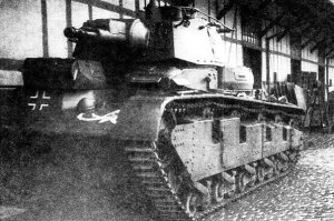 Neubaufahrzeug V \ Neubaufahrzeug VI

Средний танк

Официальное обозначение: Neubaufahrzeug V \ Neubaufahrzeug VI
Альтернативное обозначение:
Год постройки первого прототипа: 1934
Стадия завершения работ: построено два прототипа из неброневой стали и три предсерийных танка.

Ещё в ходе постройки танков серии “Grosstraktor” руководство рейхсвера полагало, что это будут по большей части опытные машины, на которых планировалось отработать как старые, так и новые технические решения. На смену этим “промежуточным” танкам должны были придти более совершенные образцы. Так, в октябре 1932 года, были сформулированы требования к новому среднему танку. Эта машина должна была оснащаться бронированием 15-20 мм, иметь скорость не менее 30 км\ч и вооружаться 75-мм пушкой и двумя-тремя 7,92-мм пулеметами. Многобашенную схему было решено оставить. Возможно, на это оказала влияние информация из Франции и Великобритании. Как известно, в начале 1930-х гг. боевой потенциал французских Char 2C оценивался ещё весьма высоко, а британские военные полным ходом вели испытания пятибашенного А1Е1 и трехбашенного А6Е1. Немецкий средний танк вначале получил обозначение Panzerkampfwagen VII, но в скором времени его сменили на Panzerkampfwagen IV neu Art.

В работу включились две фирмы (Rheinmetall-Borsig и Krupp), ранее получившие большой опыт при постройке и испытаниях “тракторов” и активно использовавшие наработки по ним. Собственно проектированием ходовой части и корпуса занималась фирма Rheinmetall-Borsig, в то время как Krupp основные усилия прилагала к башне и вооружению. После учетьа всех требований и пожеланий со стороны военных танк получил нетрадиционную компоновку с диагональным расположением двух пулеметных башен, которая более нигде не повторялась.

В конце 1933 года фирма Rheinmetall, занялась сборкой двух “отладочных” образцов. Корпуса танков собирались из неброневой стали толщиной от 15 мм (лобовая проекция) до 13 мм (борта и корма). Оригинальное расположение башен появилось не на пустом месте. При обычной схеме, когда две пулеметные башни располагались спереди, их сектор обстрела ограничивался выступающим сзади корпусом – то есть, стрельбу назад могла вести только главная башня. Вариант с продольным размещением башен устранял данную проблему, однако задний стрелок оказывался отрезанным от остального экипажа, что нарушало огневое взаимодействие. Таким образом, немецкими специалистами был сделан относительно правильный вывод – пулеметные башни нужно установить диагонально. В итоге компоновка получилась следующей. В передней части корпуса слева располагалось место механика-водителя и органы управления. Для удобства обзора над его головой была сделана небольшая неподвижная рубка с двумя смотровыми щелями (спереди и слева) и люком, откидываемым вверх. Справа от него находилась передняя пулеметная башня, которая была заимствована вместе с погоном от легкого танка Pz.Kpfw.I Ausf.A.

Далее возвышалась высокая надстройка с закруглением в левой задней части, на крыше которой устанавливалась главная башня сварного типа, имевшая не менее сложную конструкцию. Создавалась она с расчетом установки в ней сразу двух орудий (одно над другим) и пулемета. Такие сложности были введены тоже неспроста. Расчет делался на то, что 75-мм пушка KwK 7,5cm с ствола 24 калибра и основным боекомплектом из осколочно-фугасных выстрелов, будет использоваться против полевых укреплений и скоплений пехоты. В свою очередь, 37-мм пушка Rheinmetall, выполненная на основе противотанковой, могла эффективно бороться с любым танком противника. Подобная спаренная установка обладала лишь теоретической эффективностью, однако об этом станет известно позже. Пулемет типа MG-13 калибра 7,92-мм устанавливался справа от орудийной маски в отдельной шаровой установке. На крыше главной башни находилась наблюдательная башенка с шестью смотровыми щелями защищенными триплексами. Ближе к левому борту разместили перископический наблюдательный прибор. По обоим бортам башни также были сделаны эвакуационные люки. Полный боекомплект составлял 80 выстрелов к 75-мм пушке, 60 выстрелов к 37-мм пушке и 6000 патронов к трем пулеметам. За надстройкой слева была установлена вторая пулеметная башня. Скругление надстройки слева несколько увеличивало угол обстрела, но реальная ценность этой башни оказалась невысокой.

В кормовой части корпуса, со смещением вправо, находился бензиновый авиационный двигатель BMW Va мощностью 290 л.с., оснащенный жидкостной системой охлаждения. За ним размещалась трансмиссия с бортовыми дифференциалами, механической коробкой передач, главным фрикционом и тормозами. Над двигателем в верхнем листе корпуса, был сделан эксплуатационный люк. Ближе к правому борту располагались четыре броневых колпака над отверстиями для воздухопритока, а также защитный кожух выхода выхлопной трубы. Двухкамерный глушитель на кронштейнах крепился к правой надгусеничной полке. Нижний кормовой лист имел длинный прямоугольный вырез, закрываемый на болтах бронированной крышкой и служивший для доступа к тормозам и механизмам трансмиссии.

Конструкция ходовой части была во многом аналогична “Grosstraktor III”. Применительно на каждый борт она состояла из десяти опорных катков, один независимый натяжной каток с независимой пружинной подвеской, четыре поддерживающих ролика, переднее направляющее и заднее ведущее колесо цевочного зацепления. Опорные катки оснащались резиновыми бандажами и блокировались в пять тележек, каждая из которых крепилась к корпусу посредством балансиров. Амортизация включала спиральные пружины. Ролики поддерживающие верхнюю гусеничную ветвь тоже имели резиновые бандажи и крепились на V-образных кронштейнах. Гусеничная цепь собиралась из мелкозвенчатых траков шириной 380 мм. Несмотря на некоторую устарелость этот тип шасси хорошо зарекомендовал себя в эксплуатации и был освоен в производстве.

Для лучшей функциональности снизу по бортам корпуса были выполнены специальные уширения закрываемые бронированными фальшбортами, за которыми разместили элементы подвески. Спереди, несимметрично с обоих сторон, вырезали два люка для эвакуации экипажа. Вообще, по числу различных люков немецкий средний танк стал почти рекордсменом – для экипажа их было сделано 8 штук (!), а для обслуживания узлов и агрегатов только 4.

Каждый танк оборудовался радиостанцией FuG6 SE20v с максимальной дальностью связи 8 км, которая находилась в кормовой нише главной башни. В комплекте в ней поставлялась антенна поручневого типа, которая монтировалась на 8 кронштейнах.

Уже в ходе постройки танк получил обозначение Neubaufahrzeug V (транспортное средство новой постройки, если переводить почти дословно), или сокращенно Nb.Fz.V. Первые две машины под номерами Nr.1 и Nr.2, переданные заказчику в конце 1934 году, использовались только для испытаний и тестов. Достаточно быстро выяснилось, что Nb.Fz.V обладают несколькими серьёзными недостатками. Прежде всего, вертикальное размещение орудий оказалось очень нерациональным и вызывало многочисленные нарекания со стороны танкистов. Были претензии к бортовым люкам, открывавшимся назад и не защищавшим экипаж с передней полусферы. Несмотря на то, что максимальная скорость танка достигала 30-32 км\ч, при движении по шоссе, на пересеченной местности 23-тонная машина теряла внушительный процент подвижности. Помимо этого, необходимость наличия двух пулеметных башен уже тогда ставилось под сомнение, из-за тесноты в боевом отделении и повышения боевой массы танка.

После испытательного цикла, завершившегося в августе 1935 года, два “стальных” танка отправились на войсковые испытания в танковую дивизию, где эксплуатировались около года. Затем оба Nb.Fz.V от фирмы Rheinmetall были переданы учебному центру в Путлосе, где танк Nr.2 завершил свою карьеру в качестве наглядных пособий приблизительно в 1941 году.

Совершенно иначе сложилась судьба танков, построенных совместными усилиями фирм Krupp и Rheinmetall. Эти машины, получившие обозначение Nb.Fz.VI и номера Nr.3-Nr.5, были во многом аналогичны Nb.Fz.V, за исключением главной башни, вооружения и двигателя. По мнению специалистов фирмы Krupp вертикальная схема размещения орудий будет неудобной в обслуживании и потому их установили горизонтально (“штурмовая” пушка справа, противотанковая пушка слева). Это повлекло за собой проектирование новой башни, которая собиралась из плоских листов и была проще по конструкции. В то же время корпуса из броневой стали изготовлялись на предприятии Rheinmetall.

Другим интересным моментом был вывод, что калибр 75 мм является не самым оптимальным средством для борьбы с укреплениями противника и потому танки планировалось оснастить короткоствольными 105-мм орудиями 10,5cm KwK L/28. На этом месте данные о вооружении трех танков фирмы Krupp расходятся. Согласно наиболее распространенной версии все Nb.Fz.VI получили 105-мм пушки, но спустя некоторое время их заменили на стандартные, калибра 75 мм. Поводом для этого послужила якобы невысокая надежность и большой занимаемый объём внутри башни. Но есть и другая версия – идея перевооружить танки 105-мм орудиями появилась только в 1937 году, когда морально устаревшие Nb.Fz.VI собирались переделать в так называемые “Nebel Panzer”, оснащенные кроме мощной артиллерии установками дымопуска. Скорее всего, 37-мм пушка при этом демонтировалась. Тем не менее, этот вариант так и не был воплощен в жизнь.

Силовая установка претерпела изменения в угоду стандартизации, поэтому вместо авиационного двигателя установили Maybach HL108TR, специально приспособленный для установки на танки. Это был бензиновый 12-цилиндровый мотор жидкостного охлаждения, развивавший мощность 280-300 л.с. при 3000 об\мин. Путем нехитрых вычислений можно узнать, что танки типа Nb.Fz.VI при боевой массе 23410 кг обладали удельной мощностью около 12 л.с. на тонну, что было вполне неплохо. Впрочем, на практике этот показатель смотрелся не столь впечатляюще.

Постройка танков Nb.Fz.VI была завершена в течении 1935 года, после чего все три прототипа были переданы для испытаний сначала на танковый полигон в Путлосе, а затем в 1-ю танковую дивизию (предположительно). Отзывы танкистов о трехбашенных танках были противоречивыми. С одной стороны, они обладали неплохой бронезащитой и мощным вооружением. С другой – танки имели низкую проходимость по мягкому грунту и небольшой запас хода, а обслуживать одновременно два орудия оказалось слишком сложно в обстановке даже приближенной боевой.

В связи с тем, что в 1937 году появился Pz.Kpfw.IV Ausf.A, выглядевший более перспективно, мнение относительно Nb.Fz.VI стало меняться в худшую сторону. Более того, после испанских событий стало ясно, что 20-мм броня не является хорошей защитой от противотанковых пушек калибра 37-47 мм, и трехбашенные танки окончательно перевели в разряд учебных. И всё же, всем трем Nb.Fz.VI удалось принять участие во 2-й Мировой войне, но перед этим, весной 1939 года, “трехбашенники” демонстрировались на Международной Автомобильной Выставке в Берлине.

После успеха в Польше следующей жертвой немецкого милитаризма должна была стать Норвегия. Исходя из сложного ландшафта этой скандинавской страны командование вермахта решило сделать основные усилия на взаимодействие пехоты, артиллерии и авиации, в то время как танкам отдавалась вспомогательная функция. Всего к берегам Норвегии отправили пару сотен танков Pz.I, Pz.II и Pz.IV, включая командирские варианты, среди которых было три Nb.Fz.VI. Цель прибытия трехбашеных танков была вполне ясна – пропаганда достижений немецкой танковой промышленности. Официально они входили в состав танкового батальона специального назначения Panzer Abteilung zur besonderer Vervendung 40 (Pz.Abt1. Zb.V 40) являясь отдельным взводом с названием Panzerzug Horstmann/Zug Putloss. Командовал этим подразделением лейтенант Ганс Хорстман (Hans Horstmann).

В предвоенный период танки с башней Krupp, эксплуатировавшиеся в составе вермахта, сохраняли темно-серый камуфляж, изображение слона и балочный крест на лобовом листе корпуса. Приблизительно в 1939 году к ним были добавлены тактические обозначения в виде больших белых цифр на главной башне (возможная нумерация – от 8 до 10). Перед “норвежской командировкой” танки перекрасили и нанесли на башни балочные кресты.

Первое время батальону везло. Отбыв из Германии 9-го апреля Pz.Abt1. Zb.V 40 прибыл на норвежскую землю спустя несколько дней. В начале своего пути батальон насчитывал 42 Pz.I, 21 Pz.II и 6 Pz.Bef. Трехбашенные Nb.Fz.VI в количестве трех штук отправились несколько позже. Добраться удалось не всем – в неспокойном Северном море было потеряно 19 машин, утонувших вместе с транспортным судном.

По прибытии легкие танки отправились на передовую, а средние переправили в Осло, где 19 апреля они прошли парадным строем. Надо отдать должное немецким фотографам – они снимали трехбашенные танки в порту, на улицах и на местности, группами и поодиночке с различных ракурсов. Поскольку бортовые номера и тактические обозначения на танках отсутствовали это сильно затрудняло определение их количества. Так создавалось впечатление, что Германия располагает внушительными бронетанковыми силами, в состав которых входят машины тяжелого типа с мощным вооружением, ведь рассмотреть толщину брони на фотографии невозможно. Таким образом, “показной” успех был гарантирован, а вот в реальной боевой ситуации Nb.Fz.VI повели себя не лучшим образом.

Решение отправить трехбашенные танки на фронт созрело на фоне впечатляющих успехов немецкой армии, которой менее чем за две недели удалось оккупировать почти всю Норвегию и захватить ключевые порты и фьорды. Для завершения разгрома союзных войск 40-й отдельный танковый батальон и 196-я пехотная дивизия были объединены в единое подразделение, названное Gruppe Pellangahr. Основными танками являлись Pz.I, но в группе с трехбашенными машинами предстояло действовать более современным Pz.II. Небольшое сражение, развернувшееся 25-го апреля 1940 года у деревни Квам (Kwam), выявило все слабые стороны Nb.Fz.VI. Солдаты британского 1-го батальона Королевской Йоркширской пехоты не занимали эшелонированной защиты и почти не имели тяжелого вооружения. Самую серьёзную опасность для немецких танков представляли всего две 3-дюймовые (76,2-мм) мортиры и пять 25-мм французских противотанковых орудий Hotchkiss, но распорядились ими англичане весьма умело.

Атака немецких войск началась весьма опрометчиво – впереди шли два легких танка Pz.II и один Nb.Fz.VI. По всей видимости предварительной разведки не производилось, иначе немцы знали бы о грозивший им опасности. Англичане удачно замаскировали 25-мм противотанковые орудия и, подпустив танки на 150 метров открыли по ним огонь практически в упор. Сразу был подбит один из Pz.II, затем жертвой ПТП стали ещё два немецких танка, а через пару минут настала очередь Nb.Fz.VI. Обстрел трехебашеного танка велся по меньшей мере с двух сторон и вскоре экипаж покинул обездвиженную машину. По наиболее верным предположениям у Nb.Fz.VI был разбит дифференциал и ремонт в полевых условиях был весьма трудоёмким процессом. Танк остался на “ничейной” земле и оставался там, по меньшей мере, до вечера 26 апреля, пока британцы не отступили. Поврежденную машину немцы отбуксировали в тыл, а оставшиеся на месте боя "запчасти" пролежали там до конца 1980-х гг. (краткое описание боя на английском языке)

Вообще, если принять во внимание сохранившиеся обломки от подбитого Nb.Fz.VI (сейчас они являются экспонатами норвежского музея, фото), то этот танк получил достаточно тяжелые повреждения ходовой части и корпуса. Была разбита гусеница вместе с механизмом натяжения, дифференциал и направляющее колесо. Добиться такого эффекта обстрелом из 25-мм противотанковых пушек было делом весьма непростым, так что вполне возможно, что тут поучаствовала и 3-дюймовая мортира.

Более печальной, если не сказать трагикомичной, оказалась судьба второго Nb.Fz.VI. Продвигаясь вслед за наступающими частями танк вышел из строя на проселочной дороге по технической причине - по наиболее достоверным данным Nb.Fz.VI заглох, пытаясь преодолеть заболоченный участок местности близ г.Лиллихаммер. Хотя особых основания для тревоги не было экипаж подорвал свою машину. Учитывая слабость бронирования, а также попытки британских частей прорваться к побережью, действия немецких танкистов не выглядят столь уж паническими. Поскольку подорванный Nb.Fz.VI ремонту не подлежал его впоследствии разобрали.

Оставшиеся два танка, включая отремонтированный, вернули в Осло и осенью 1940 года отправили в Германию. Дальнейшая их участь оказалась вполне прозаической. Около года они использовались в качестве наглядных пособий, пока в 1941-1942 гг. танки не разобрали не металл. Этот факт подтверждается официальными документами, которые были захвачены англичанами весной 1945 года.

Теперь немного о боевом применении Nb.Fz.VI на Восточном фронте. К подобной информации надо относиться весьма критично. К примеру, иногда можно встретить утверждения об одном подбитом трехбашенном танке в районе Дубно (28-29 июня 1941 года) и сразу о двух уничтоженных Nb.Fz.VI на румынской границе. Затем эти танки “всплывают” в Германии в ноябре 1941 года, но в то же время есть утверждения, что оба Nb.Fz.VI несли полицеские функции в Дании. В любом случае, официальные немецкие источники этих фактов не подтверждают. Дольше всех, судя по всему, прожил первый “стальной” Nb.Fz.VI – есть фотография, датированная 1942 годом, где этот танк запечатлен на заводе фирмы Krupp вместе с самоходной установкой StuG IV.