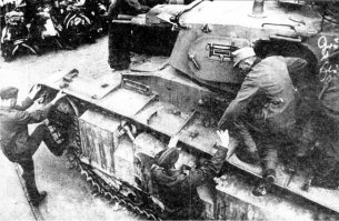 Neubaufahrzeug V \ Neubaufahrzeug VI

Средний танк

Официальное обозначение: Neubaufahrzeug V \ Neubaufahrzeug VI
Альтернативное обозначение:
Год постройки первого прототипа: 1934
Стадия завершения работ: построено два прототипа из неброневой стали и три предсерийных танка.

Ещё в ходе постройки танков серии “Grosstraktor” руководство рейхсвера полагало, что это будут по большей части опытные машины, на которых планировалось отработать как старые, так и новые технические решения. На смену этим “промежуточным” танкам должны были придти более совершенные образцы. Так, в октябре 1932 года, были сформулированы требования к новому среднему танку. Эта машина должна была оснащаться бронированием 15-20 мм, иметь скорость не менее 30 км\ч и вооружаться 75-мм пушкой и двумя-тремя 7,92-мм пулеметами. Многобашенную схему было решено оставить. Возможно, на это оказала влияние информация из Франции и Великобритании. Как известно, в начале 1930-х гг. боевой потенциал французских Char 2C оценивался ещё весьма высоко, а британские военные полным ходом вели испытания пятибашенного А1Е1 и трехбашенного А6Е1. Немецкий средний танк вначале получил обозначение Panzerkampfwagen VII, но в скором времени его сменили на Panzerkampfwagen IV neu Art.

В работу включились две фирмы (Rheinmetall-Borsig и Krupp), ранее получившие большой опыт при постройке и испытаниях “тракторов” и активно использовавшие наработки по ним. Собственно проектированием ходовой части и корпуса занималась фирма Rheinmetall-Borsig, в то время как Krupp основные усилия прилагала к башне и вооружению. После учетьа всех требований и пожеланий со стороны военных танк получил нетрадиционную компоновку с диагональным расположением двух пулеметных башен, которая более нигде не повторялась.

В конце 1933 года фирма Rheinmetall, занялась сборкой двух “отладочных” образцов. Корпуса танков собирались из неброневой стали толщиной от 15 мм (лобовая проекция) до 13 мм (борта и корма). Оригинальное расположение башен появилось не на пустом месте. При обычной схеме, когда две пулеметные башни располагались спереди, их сектор обстрела ограничивался выступающим сзади корпусом – то есть, стрельбу назад могла вести только главная башня. Вариант с продольным размещением башен устранял данную проблему, однако задний стрелок оказывался отрезанным от остального экипажа, что нарушало огневое взаимодействие. Таким образом, немецкими специалистами был сделан относительно правильный вывод – пулеметные башни нужно установить диагонально. В итоге компоновка получилась следующей. В передней части корпуса слева располагалось место механика-водителя и органы управления. Для удобства обзора над его головой была сделана небольшая неподвижная рубка с двумя смотровыми щелями (спереди и слева) и люком, откидываемым вверх. Справа от него находилась передняя пулеметная башня, которая была заимствована вместе с погоном от легкого танка Pz.Kpfw.I Ausf.A.

Далее возвышалась высокая надстройка с закруглением в левой задней части, на крыше которой устанавливалась главная башня сварного типа, имевшая не менее сложную конструкцию. Создавалась она с расчетом установки в ней сразу двух орудий (одно над другим) и пулемета. Такие сложности были введены тоже неспроста. Расчет делался на то, что 75-мм пушка KwK 7,5cm с ствола 24 калибра и основным боекомплектом из осколочно-фугасных выстрелов, будет использоваться против полевых укреплений и скоплений пехоты. В свою очередь, 37-мм пушка Rheinmetall, выполненная на основе противотанковой, могла эффективно бороться с любым танком противника. Подобная спаренная установка обладала лишь теоретической эффективностью, однако об этом станет известно позже. Пулемет типа MG-13 калибра 7,92-мм устанавливался справа от орудийной маски в отдельной шаровой установке. На крыше главной башни находилась наблюдательная башенка с шестью смотровыми щелями защищенными триплексами. Ближе к левому борту разместили перископический наблюдательный прибор. По обоим бортам башни также были сделаны эвакуационные люки. Полный боекомплект составлял 80 выстрелов к 75-мм пушке, 60 выстрелов к 37-мм пушке и 6000 патронов к трем пулеметам. За надстройкой слева была установлена вторая пулеметная башня. Скругление надстройки слева несколько увеличивало угол обстрела, но реальная ценность этой башни оказалась невысокой.

В кормовой части корпуса, со смещением вправо, находился бензиновый авиационный двигатель BMW Va мощностью 290 л.с., оснащенный жидкостной системой охлаждения. За ним размещалась трансмиссия с бортовыми дифференциалами, механической коробкой передач, главным фрикционом и тормозами. Над двигателем в верхнем листе корпуса, был сделан эксплуатационный люк. Ближе к правому борту располагались четыре броневых колпака над отверстиями для воздухопритока, а также защитный кожух выхода выхлопной трубы. Двухкамерный глушитель на кронштейнах крепился к правой надгусеничной полке. Нижний кормовой лист имел длинный прямоугольный вырез, закрываемый на болтах бронированной крышкой и служивший для доступа к тормозам и механизмам трансмиссии.

Конструкция ходовой части была во многом аналогична “Grosstraktor III”. Применительно на каждый борт она состояла из десяти опорных катков, один независимый натяжной каток с независимой пружинной подвеской, четыре поддерживающих ролика, переднее направляющее и заднее ведущее колесо цевочного зацепления. Опорные катки оснащались резиновыми бандажами и блокировались в пять тележек, каждая из которых крепилась к корпусу посредством балансиров. Амортизация включала спиральные пружины. Ролики поддерживающие верхнюю гусеничную ветвь тоже имели резиновые бандажи и крепились на V-образных кронштейнах. Гусеничная цепь собиралась из мелкозвенчатых траков шириной 380 мм. Несмотря на некоторую устарелость этот тип шасси хорошо зарекомендовал себя в эксплуатации и был освоен в производстве.

Для лучшей функциональности снизу по бортам корпуса были выполнены специальные уширения закрываемые бронированными фальшбортами, за которыми разместили элементы подвески. Спереди, несимметрично с обоих сторон, вырезали два люка для эвакуации экипажа. Вообще, по числу различных люков немецкий средний танк стал почти рекордсменом – для экипажа их было сделано 8 штук (!), а для обслуживания узлов и агрегатов только 4.

Каждый танк оборудовался радиостанцией FuG6 SE20v с максимальной дальностью связи 8 км, которая находилась в кормовой нише главной башни. В комплекте в ней поставлялась антенна поручневого типа, которая монтировалась на 8 кронштейнах.

Уже в ходе постройки танк получил обозначение Neubaufahrzeug V (транспортное средство новой постройки, если переводить почти дословно), или сокращенно Nb.Fz.V. Первые две машины под номерами Nr.1 и Nr.2, переданные заказчику в конце 1934 году, использовались только для испытаний и тестов. Достаточно быстро выяснилось, что Nb.Fz.V обладают несколькими серьёзными недостатками. Прежде всего, вертикальное размещение орудий оказалось очень нерациональным и вызывало многочисленные нарекания со стороны танкистов. Были претензии к бортовым люкам, открывавшимся назад и не защищавшим экипаж с передней полусферы. Несмотря на то, что максимальная скорость танка достигала 30-32 км\ч, при движении по шоссе, на пересеченной местности 23-тонная машина теряла внушительный процент подвижности. Помимо этого, необходимость наличия двух пулеметных башен уже тогда ставилось под сомнение, из-за тесноты в боевом отделении и повышения боевой массы танка.

После испытательного цикла, завершившегося в августе 1935 года, два “стальных” танка отправились на войсковые испытания в танковую дивизию, где эксплуатировались около года. Затем оба Nb.Fz.V от фирмы Rheinmetall были переданы учебному центру в Путлосе, где танк Nr.2 завершил свою карьеру в качестве наглядных пособий приблизительно в 1941 году.

Совершенно иначе сложилась судьба танков, построенных совместными усилиями фирм Krupp и Rheinmetall. Эти машины, получившие обозначение Nb.Fz.VI и номера Nr.3-Nr.5, были во многом аналогичны Nb.Fz.V, за исключением главной башни, вооружения и двигателя. По мнению специалистов фирмы Krupp вертикальная схема размещения орудий будет неудобной в обслуживании и потому их установили горизонтально (“штурмовая” пушка справа, противотанковая пушка слева). Это повлекло за собой проектирование новой башни, которая собиралась из плоских листов и была проще по конструкции. В то же время корпуса из броневой стали изготовлялись на предприятии Rheinmetall.

Другим интересным моментом был вывод, что калибр 75 мм является не самым оптимальным средством для борьбы с укреплениями противника и потому танки планировалось оснастить короткоствольными 105-мм орудиями 10,5cm KwK L/28. На этом месте данные о вооружении трех танков фирмы Krupp расходятся. Согласно наиболее распространенной версии все Nb.Fz.VI получили 105-мм пушки, но спустя некоторое время их заменили на стандартные, калибра 75 мм. Поводом для этого послужила якобы невысокая надежность и большой занимаемый объём внутри башни. Но есть и другая версия – идея перевооружить танки 105-мм орудиями появилась только в 1937 году, когда морально устаревшие Nb.Fz.VI собирались переделать в так называемые “Nebel Panzer”, оснащенные кроме мощной артиллерии установками дымопуска. Скорее всего, 37-мм пушка при этом демонтировалась. Тем не менее, этот вариант так и не был воплощен в жизнь.

Силовая установка претерпела изменения в угоду стандартизации, поэтому вместо авиационного двигателя установили Maybach HL108TR, специально приспособленный для установки на танки. Это был бензиновый 12-цилиндровый мотор жидкостного охлаждения, развивавший мощность 280-300 л.с. при 3000 об\мин. Путем нехитрых вычислений можно узнать, что танки типа Nb.Fz.VI при боевой массе 23410 кг обладали удельной мощностью около 12 л.с. на тонну, что было вполне неплохо. Впрочем, на практике этот показатель смотрелся не столь впечатляюще.

Постройка танков Nb.Fz.VI была завершена в течении 1935 года, после чего все три прототипа были переданы для испытаний сначала на танковый полигон в Путлосе, а затем в 1-ю танковую дивизию (предположительно). Отзывы танкистов о трехбашенных танках были противоречивыми. С одной стороны, они обладали неплохой бронезащитой и мощным вооружением. С другой – танки имели низкую проходимость по мягкому грунту и небольшой запас хода, а обслуживать одновременно два орудия оказалось слишком сложно в обстановке даже приближенной боевой.

В связи с тем, что в 1937 году появился Pz.Kpfw.IV Ausf.A, выглядевший более перспективно, мнение относительно Nb.Fz.VI стало меняться в худшую сторону. Более того, после испанских событий стало ясно, что 20-мм броня не является хорошей защитой от противотанковых пушек калибра 37-47 мм, и трехбашенные танки окончательно перевели в разряд учебных. И всё же, всем трем Nb.Fz.VI удалось принять участие во 2-й Мировой войне, но перед этим, весной 1939 года, “трехбашенники” демонстрировались на Международной Автомобильной Выставке в Берлине.

После успеха в Польше следующей жертвой немецкого милитаризма должна была стать Норвегия. Исходя из сложного ландшафта этой скандинавской страны командование вермахта решило сделать основные усилия на взаимодействие пехоты, артиллерии и авиации, в то время как танкам отдавалась вспомогательная функция. Всего к берегам Норвегии отправили пару сотен танков Pz.I, Pz.II и Pz.IV, включая командирские варианты, среди которых было три Nb.Fz.VI. Цель прибытия трехбашеных танков была вполне ясна – пропаганда достижений немецкой танковой промышленности. Официально они входили в состав танкового батальона специального назначения Panzer Abteilung zur besonderer Vervendung 40 (Pz.Abt1. Zb.V 40) являясь отдельным взводом с названием Panzerzug Horstmann/Zug Putloss. Командовал этим подразделением лейтенант Ганс Хорстман (Hans Horstmann).

В предвоенный период танки с башней Krupp, эксплуатировавшиеся в составе вермахта, сохраняли темно-серый камуфляж, изображение слона и балочный крест на лобовом листе корпуса. Приблизительно в 1939 году к ним были добавлены тактические обозначения в виде больших белых цифр на главной башне (возможная нумерация – от 8 до 10). Перед “норвежской командировкой” танки перекрасили и нанесли на башни балочные кресты.

Первое время батальону везло. Отбыв из Германии 9-го апреля Pz.Abt1. Zb.V 40 прибыл на норвежскую землю спустя несколько дней. В начале своего пути батальон насчитывал 42 Pz.I, 21 Pz.II и 6 Pz.Bef. Трехбашенные Nb.Fz.VI в количестве трех штук отправились несколько позже. Добраться удалось не всем – в неспокойном Северном море было потеряно 19 машин, утонувших вместе с транспортным судном.

По прибытии легкие танки отправились на передовую, а средние переправили в Осло, где 19 апреля они прошли парадным строем. Надо отдать должное немецким фотографам – они снимали трехбашенные танки в порту, на улицах и на местности, группами и поодиночке с различных ракурсов. Поскольку бортовые номера и тактические обозначения на танках отсутствовали это сильно затрудняло определение их количества. Так создавалось впечатление, что Германия располагает внушительными бронетанковыми силами, в состав которых входят машины тяжелого типа с мощным вооружением, ведь рассмотреть толщину брони на фотографии невозможно. Таким образом, “показной” успех был гарантирован, а вот в реальной боевой ситуации Nb.Fz.VI повели себя не лучшим образом.

Решение отправить трехбашенные танки на фронт созрело на фоне впечатляющих успехов немецкой армии, которой менее чем за две недели удалось оккупировать почти всю Норвегию и захватить ключевые порты и фьорды. Для завершения разгрома союзных войск 40-й отдельный танковый батальон и 196-я пехотная дивизия были объединены в единое подразделение, названное Gruppe Pellangahr. Основными танками являлись Pz.I, но в группе с трехбашенными машинами предстояло действовать более современным Pz.II. Небольшое сражение, развернувшееся 25-го апреля 1940 года у деревни Квам (Kwam), выявило все слабые стороны Nb.Fz.VI. Солдаты британского 1-го батальона Королевской Йоркширской пехоты не занимали эшелонированной защиты и почти не имели тяжелого вооружения. Самую серьёзную опасность для немецких танков представляли всего две 3-дюймовые (76,2-мм) мортиры и пять 25-мм французских противотанковых орудий Hotchkiss, но распорядились ими англичане весьма умело.

Атака немецких войск началась весьма опрометчиво – впереди шли два легких танка Pz.II и один Nb.Fz.VI. По всей видимости предварительной разведки не производилось, иначе немцы знали бы о грозивший им опасности. Англичане удачно замаскировали 25-мм противотанковые орудия и, подпустив танки на 150 метров открыли по ним огонь практически в упор. Сразу был подбит один из Pz.II, затем жертвой ПТП стали ещё два немецких танка, а через пару минут настала очередь Nb.Fz.VI. Обстрел трехебашеного танка велся по меньшей мере с двух сторон и вскоре экипаж покинул обездвиженную машину. По наиболее верным предположениям у Nb.Fz.VI был разбит дифференциал и ремонт в полевых условиях был весьма трудоёмким процессом. Танк остался на “ничейной” земле и оставался там, по меньшей мере, до вечера 26 апреля, пока британцы не отступили. Поврежденную машину немцы отбуксировали в тыл, а оставшиеся на месте боя "запчасти" пролежали там до конца 1980-х гг. (краткое описание боя на английском языке)

Вообще, если принять во внимание сохранившиеся обломки от подбитого Nb.Fz.VI (сейчас они являются экспонатами норвежского музея, фото), то этот танк получил достаточно тяжелые повреждения ходовой части и корпуса. Была разбита гусеница вместе с механизмом натяжения, дифференциал и направляющее колесо. Добиться такого эффекта обстрелом из 25-мм противотанковых пушек было делом весьма непростым, так что вполне возможно, что тут поучаствовала и 3-дюймовая мортира.

Более печальной, если не сказать трагикомичной, оказалась судьба второго Nb.Fz.VI. Продвигаясь вслед за наступающими частями танк вышел из строя на проселочной дороге по технической причине - по наиболее достоверным данным Nb.Fz.VI заглох, пытаясь преодолеть заболоченный участок местности близ г.Лиллихаммер. Хотя особых основания для тревоги не было экипаж подорвал свою машину. Учитывая слабость бронирования, а также попытки британских частей прорваться к побережью, действия немецких танкистов не выглядят столь уж паническими. Поскольку подорванный Nb.Fz.VI ремонту не подлежал его впоследствии разобрали.

Оставшиеся два танка, включая отремонтированный, вернули в Осло и осенью 1940 года отправили в Германию. Дальнейшая их участь оказалась вполне прозаической. Около года они использовались в качестве наглядных пособий, пока в 1941-1942 гг. танки не разобрали не металл. Этот факт подтверждается официальными документами, которые были захвачены англичанами весной 1945 года.

Теперь немного о боевом применении Nb.Fz.VI на Восточном фронте. К подобной информации надо относиться весьма критично. К примеру, иногда можно встретить утверждения об одном подбитом трехбашенном танке в районе Дубно (28-29 июня 1941 года) и сразу о двух уничтоженных Nb.Fz.VI на румынской границе. Затем эти танки “всплывают” в Германии в ноябре 1941 года, но в то же время есть утверждения, что оба Nb.Fz.VI несли полицеские функции в Дании. В любом случае, официальные немецкие источники этих фактов не подтверждают. Дольше всех, судя по всему, прожил первый “стальной” Nb.Fz.VI – есть фотография, датированная 1942 годом, где этот танк запечатлен на заводе фирмы Krupp вместе с самоходной установкой StuG IV.