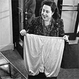 сразу подумала, что в эти годы в советском союзе женщины могли только мечтать о таком, ибо промышленность предлагала нечто вроде этого: