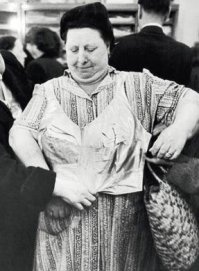 сразу подумала, что в эти годы в советском союзе женщины могли только мечтать о таком, ибо промышленность предлагала нечто вроде этого: