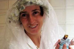 Свихнувшаяся левацкая активистка и по совместительству художница - Джузеппа Паскуалиано, решила провести миротворческую акцию под названием "Невесты в путешествии". Итальянка путешествовала автостопом в подвенечном платье. Художница проехала Италию, балканские страны и добралась до Турции, где была изнасилована и убита. "Пусть моя девочка станет символом толерантности и мира" - сказала мать художницы Елена Манцони.Занавес.