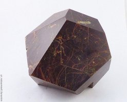 кристал граната. форма пентагон додэкаэдр
