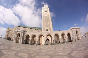 Такая не очень статья. Больше брехня. Там вообще всем на все пофиг. В Касабланке куча мусора, какого угодно, океан, где эта мечеть стоит, весь в пластиковых пакетах. На втором фото место в 700 метрах от этой мечети. Правил дорожно движения нет, ну или почти нет. Довелось побывать в этом году всего сутки. До этого еще пару лет назад был, но в других городах. В Касабланку ехать не советую.