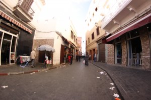 Такая не очень статья. Больше брехня. Там вообще всем на все пофиг. В Касабланке куча мусора, какого угодно, океан, где эта мечеть стоит, весь в пластиковых пакетах. На втором фото место в 700 метрах от этой мечети. Правил дорожно движения нет, ну или почти нет. Довелось побывать в этом году всего сутки. До этого еще пару лет назад был, но в других городах. В Касабланку ехать не советую.