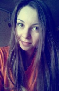 Я так понимаю, что у Вас, всё-таки есть высшее художественное образование :) 
У меня есть подруга, в своё время её отдали в школу изобразительного искусства, откуда она ушла через месяц, так как преподаватель прямым текстом сказал, что рисовать она не умеет и никогда не научится. И вот она, спустя пару лет, без всякого образования рисует портреты гораздо лучше меня.
Зря вы пытаетесь из творчества сделать науку. Безусловно, в рисунке дожны быть правила изображения и если им следовать безукоризненно, то конечный продукт будет идеальным. Этим занимаются художники гиперреалисты. Но я не преследую эту цель. На моих портретах слишком много внимания глазам? Фуф, значит мне всё удалось. Потому-что я весь акцент делаю на глаза, с них начинаю рисовать. И непроработанность некоторых деталей это действительно лень. Но они не бросаются в глаза. Хорошо, хорошо, в Ваши - бросаются :) Странно, что Вы не отметили корявую штриховку на четвёртом портрете и явные переходы на мужском портрете. А ведь мне именно так и нравится. Акадеические рисунки, выполненные под присмотром, руководством и рецензией преподавателя, отражают только его точку зрения. Это как если бы министром культуры сделали Гуфа или Басту - любое отклонение от идельного представления этих людей пресекается. Можно рисовать правильно, а можно рисовать так, чтобы конечный рисунок просто нравился.
Вот Вам оригиналы фотографий, глянете, где "кривая улыбка" и где "темные участки, которых не должно быть" :) Хорошо, что я не вставил один из моих любимых портретов, а то Вы бы сказали, что на нём девушка выглядит как со сходящимся косоглазием... а это на самом деле так.