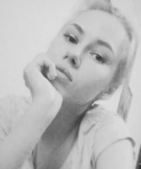 Я так понимаю, что у Вас, всё-таки есть высшее художественное образование :) 
У меня есть подруга, в своё время её отдали в школу изобразительного искусства, откуда она ушла через месяц, так как преподаватель прямым текстом сказал, что рисовать она не умеет и никогда не научится. И вот она, спустя пару лет, без всякого образования рисует портреты гораздо лучше меня.
Зря вы пытаетесь из творчества сделать науку. Безусловно, в рисунке дожны быть правила изображения и если им следовать безукоризненно, то конечный продукт будет идеальным. Этим занимаются художники гиперреалисты. Но я не преследую эту цель. На моих портретах слишком много внимания глазам? Фуф, значит мне всё удалось. Потому-что я весь акцент делаю на глаза, с них начинаю рисовать. И непроработанность некоторых деталей это действительно лень. Но они не бросаются в глаза. Хорошо, хорошо, в Ваши - бросаются :) Странно, что Вы не отметили корявую штриховку на четвёртом портрете и явные переходы на мужском портрете. А ведь мне именно так и нравится. Акадеические рисунки, выполненные под присмотром, руководством и рецензией преподавателя, отражают только его точку зрения. Это как если бы министром культуры сделали Гуфа или Басту - любое отклонение от идельного представления этих людей пресекается. Можно рисовать правильно, а можно рисовать так, чтобы конечный рисунок просто нравился.
Вот Вам оригиналы фотографий, глянете, где "кривая улыбка" и где "темные участки, которых не должно быть" :) Хорошо, что я не вставил один из моих любимых портретов, а то Вы бы сказали, что на нём девушка выглядит как со сходящимся косоглазием... а это на самом деле так.