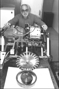 Злые вы. Молодец студент, руки из нужного места растут, в отличии от комментирующих. Аккумулятор может быть и маховичный, какие разрабатывает Гулиа Нурбей Владимирович.