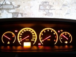 Не всегда! Но в таком случае, когда бензин заканчивается, вместе со значком загорается стрелка указывающая на ту сторону, где заливная горловина.