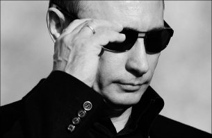 Интересно, но мало кто знает, но на Путина, за время его пребывания у власти, покушались 13 раз!!! Я думаю, это отчётливо показывает опасность президентства Путина. И хотя с Фиделем Кастро (кубинский революционер на него покушались 100 раз, сами кубинцы говорят 600) он не идёт не в какое сравнение, но всё равно это не мало, особенно если учитывать, что время президентства длилось 14 лет (Фидель Кастро был у власти 49 лет). О таком «резюме» Путина очень мало информации. Но всё же мы живём не в информационном вакууме. И хоть часть информация, да просачивается в интернет и СМИ. Любопытно то, что почти каждое новое покушение отличается весьма значительно от предыдущего.

Первое покушение на В.В Путина произошло в 2000 году 24 февраля. Тогда он был «исполняющий обязанности президента». По словам главы ФСО Сергей Девятова. Убить Путина собирались в Санкт-Петербурге на похоронах Анатолия Собчака. Два снайпера должны были стрелять в ЖЭХЗ президента. Но перед самым покушением они были нейтрализованы. Нанимателями считаются чеченские боевики.

Второе покушение 18-19 августа в Ялте проводился неформальный саммит СНГ. Это время было выбрано для второго покушения. По плану: когда Путин будет подъезжать к месту сбора глав СНГ, боевики должны взорвать машину. Информации достаточно мало, но известно что были задержано 6 террористов 2 выходца с Ближнего Востока и 4 чеченца.

В те же годы произошло ещё несколько инцидентов, подвергающих опасности президента. Но однозначно назвать их покушениями трудно. Вполне возможно, что это были попытки убить Путина, но ФСО на этот счёт не давала никаких разъяснений.

Автомобиль «Жигули» 12 сентября 2000 года попытался преследовать президентский кортеж. Впоследствии автомобиль приблизился к самому президентскому лимузину, несмотря на требования ГИБДД об остановке. В результате машина смертника был протаранена джипом «Мерседес», из машин сопровождения .

3 июня 2002 года на Новом Арбате из переулка низ переулка выскочил «Фольксваген-Пассат». Он был тут же протаранен джипом сопровождения. Водитель-нарушитель погиб на месте.а большой скорости выскочил «Фольксваген-Пассат», когда по нему проезжал президентский кортеж. В результате джип из сопровождения протаранил машину лихача. Водитель Фольксвагена погиб на месте.

В 2002 году 9 октября, снова на Новом Арбате машина из кортежа Путина протаранила «Скорую помощь». Имели ли люди в машине умысел на убийство Путина – неизвестно. Но в результате ДТП пострадало четыре человека (водитель и фельдшер «Скорой», два сотрудника ФСО).

Третье покушение было запланировано на 9-10 января 2001 года в Баку. Намик Аббасов министр национальной безопасности Азербайджана тогда заявил, что осуществить теракт против Владимира Путина должен был гражданин Ирака Кянан Ростам. Считается, что этот Ростам проходил подготовку в лагерях Афганистана, он имел связи с чеченскими боевиками, причастными к убийству в Чечне трёх британцев и новозеландца.

Четвертое покушение запланировано на 16-17 октября 2001 года, во время пребывания президента России в Иране. Четыре террориста должны были взорвать машину, когда мимо неё проезжал кортеж российского президента.

Пятое покушение на российского президента планировалось в феврале 2002 года. Житель села Погост Собинского района Владимирской области, 38-летний мужчина И.С.Зайцев на автомашине ВАЗ-2110 пытался прорваться через Боровицкие ворота Кремля. При этом называя себя президентом России Владимиром Путиным. Самозванец оказал сопротивление сотрудникам ФСО. Было ли у него при себе оружие или взрывчатка неизвестно.

Шестое покушение произошло опять же, в феврале 2002 года. Террорист 76-летний москвич Сергей Ромашкин больной шизофренией. Имея при себе электродетонаторы, пистолет калибра 5,6 мм, бутыль с непонятной жидкостью (то был бензин, нитроглицерин или ещё какая-то взрывчатка), вошел в здание приёмной АП, где «предпринял попытку самоубийства, выстрелив себе в грудь (по другой версии в голову) из пистолета.13pokysheniynapytinaСедьмое покушение, как всегда неудачное Владимира Путина состоялось в ноябре 2002 года. У очередного злоумышленника план был такой: выманить на переговоры президента, а там застрелить. Житель столицы Удмуртии Ижевска, некий 45-летний Владимир Широков, приехал на машине «Газель» к зданию ФСБ на Лубянке. ЦОС ФСБ тогда сообщали: «Он заявил, что автомашина заминирована. У неизвестного в руках автомат». После переговоров террорист перегнал машину в район строящегося комплекса, на Олимпийский проспект. Переговоры с террористом люди из КГБ вели более 1,5 часов. Впоследствии, Широков, понял, что на переговоры с ним Путин не придёт. Тогда он сдался властям.

Восьмое покушение происходило в феврале 2003 года. Тогда инвалид II группы, 39-летний пенсионер из Тукаевского района Татарстана отправил на имя президента два письма с подозрительным порошком. Было объявлено, что в конвертах якобы была пшеничная мука. Но заключения экспертизы, обнародовано не было. А кто знает, действительно ли была там мука?

Девятое покушение на Путина состоялось в октябре 2003 года. Эту информацию сообщила британская газета: The Sunday. Тогда было объявлено, что Скотленд-Ярд раскрыл план покушения на президента России. Указывалось, что в нём замешан предприниматель Березовский. В Скотленд-Ярде эта информация была подтверждена частично. Березовский же назвал всё это провокацией. По данным The Sunday Times, полученным из Скотленд-Ярда. Два российских гражданина в начале октября приехали в Лондон из Москвы. Они встретились с бывшим подполковником ФСБ Александром Литвиненко.

Целью приезда являлся план по ликвидации Путина с помощью чеченцев. Об этой встрече Литвиненко рассказал Борису Березовскому. Последний посоветовал Литвиненко написать заявление в полицию. Предполагаемыми злоумышленниками были майор ФСБ Андрей Понькин и некто Алёхин. Чекисты Литвиненко утверждали: что недрах ФСБ растёт недовольство Путиным. Там считают, что, после того, как президент расправится с олигархами, настанет их очередь. Поэтому они подготовили план убийства президента во время одного из его заграничных турне. Чеченские сепаратисты должны были застрелить Путина из снайперской винтовки.

Десятое покушение на президента должно было состояться в марте 2008 года, в день выборов. Организаторы покушения арендовали квартиру на Садовнической улице, куда и доставили орудия убийства. Исполнителем был назначен 24-летний таджик Шахвелад Османов. Стрелок намеревался убить и Путина, и Медведева. Когда политики собирались проходить по Васильевскому спуску, для принятия участия в праздничном концерте на Красной площади. Незадолго до начало мероприятия террорист был задержан. В квартире была обнаружена винтовка со снайперским прицелом.

Одиннадцатое покушение на Путина должно было произойти в августе 2009 года. Мужчина заявил, что он является представителем российских спецслужб и, что у него назначена встреча с членами правительства России. Он попытался на машине «Жигули» пробраться в Кремль, но был задержан

Двенадцатое покушение на президента состоялось в июле 2011 года. Тогда 30-летний мужчина, пытался проникнуть в Кремль, но был задержан. Целью проникновения он назвал требование выплатить зарплату. Он был направлен в больницу на проверку вменяемости. В июле 2011 года, два раза покушались на жизнь политика, правда не Путина, а Медведева. 15 июня 2011 года у Кремля был задержан мужчина, душевно больной. Он шёл на встречу с президентом. В Александровский сад он приехал на машине «ВАЗ-2115».

Через четыре дня 19 июня 2011 года был задержан мужчина, 40-летний москвич. Он пытался пройти в Кремль через ворота Спасской башни. Он утверждал, что «президент России Дмитрий Медведев назначил ему встречу». Как выяснилось позже он также как и его предшественник, был не совсем вменяем, а именно, его диагноз: «страдающий тяжелым психическим расстройством». Из отдела милиции он был отправлен в психушку».

Тринадцатое покушение к счастью не произошло, но планировалось на 4 марта 2012 года, после выборов президента. В план входило организовать несколько терактов. Готовились террористы на территории Украины, а инструкции по осуществлению злодеяний поступали от Доку Умарова из ОАЭ. Злоумышленники, находились в международном розыске. Впоследствии были арестованы в Одессе, после взрыва и пожара, на снимаемой ими квартире.

Как мы видим, Владимир Путин пережил как минимум 13 покушений (это только известные случаи). Сам президент как-то рассказывал, как в начале своей политической карьеры в нулевых, когда по всей стране бандформирования безнаказанно грабили прохожих, занимались рэкетом, и убить человека было не сложнее, чем сходить в бар, Путин ложился спать с заряженным ружьём, с такой мыслью: «помочь может быть и не поможет, но так спокойнее».
Источник