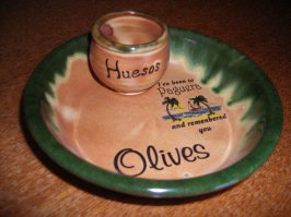 А мне нравится вот этот сувенир из Испании на стол ставить перед гостями. (переводится как "косточки") И я ни на что не намекаю...