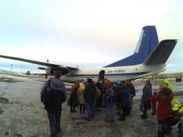 Всегда сердце кровью обливается, когда видишь списанные советские пассажирские лайнеры. Я понимаю что может уже экономически их эксплуатация не выгодна, и выработан ресурс, но тем не менее, все равно жалко. В этом году я специально купил билет на обратный рейс из Апатит до Питера, на самолет АН-24, Псковских авиалиний. Полетом остался ну очень доволен, хотя и летел этот самолет почти в два раза дольше чем Боинг 737.
