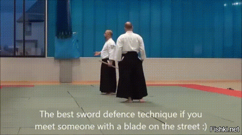 Мастер айкидо показывает технику защиты если вы встретили на улице человека с мечом.