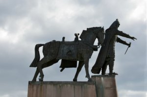Ну вот эту достопримечательность , стоившую бюджету примерно 174 тысячи евро , следовало упомянуть ! 
 А так же памятник этому князю , который идёт в темноте на ощупь !