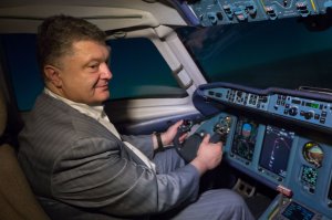 .

«Антонов» признался в неспособности выпустить ни одного самолета в 2016 году


.
В 2016 году государственное авиастроительное предприятие Украины «Антонов» не произведет ни одного самолета из-за разрыва с Россией, сообщил замглавы отделения перспективных разработок предприятия Андрей Хаустов. …Замглавы отделения перспективных разработок «Антонова» также признал, что «отсутствие кооперации с Россией по самолетам «Антонов» не облегчило жизнь предприятия».
.
.
«Антонов» признал неспособность выпуска самолетов из-за разрыва связей с Россией


.
Авиаконцерн «Антонов» не может достроить самолеты, которые сейчас стоят в цехах, не говоря уже о новых машинах в этом году. Это в эфире украинской радиостанции «Вести» признал заместитель начальника отделения перспективных разработок ГП «Антонов» Андрей Хаустов.
.
Он также добавил, что запас российских комплектующих, который был на предприятии, давно уже израсходован. С их использованием еще в прошлом году выпустили два самолета — Ан-148 и Ан-158. На этом производство и остановилось. «Сейчас мы ищем новых поставщиков», — добавил представитель концерна.
.
Рожденный скакать - летать не может!
.