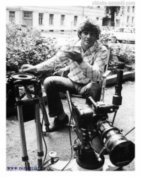 Вообще-то, это сам режиссёр - Павел Арсенов
Таких людей нужно даже со спины узнавать