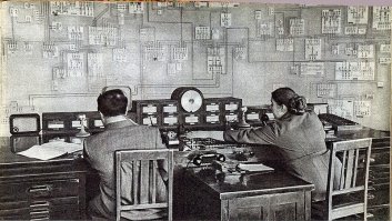 В 1958 году сотрудник ЦРУ всего лишь по одной фотографии из журнала "Огонек" смог восстановить принципиальную схему электроснабжения целого Уральского региона.

Вот та самая фотография:

Заретушированная фотография дала понимание мощностей заводов по обогащению урана (ведь количество потребляемой энергии напрямую связано с мощностью завода и, соответственно, с количеством производимых ядерных боеголовок), а также определила местоположение неизвестного доселе американцам завода по производству ядерного оружия в Нижней Туре. Не считая прочих "мелочей" по всему Уралу.
Однажды в августе 1958 года Чарльз В. Ривз показал мне фотографию центральной диспетчерской Уралэнерго в Свердловске, которую он нашел в июльском номере «Огонька». Он отметил, что в Boston Edison Company он управлял генерацией и передачей электроэнергии на Бостонщине из такой же диспетчерской.
Чарли был рекомендован нам в ЦРУ, в отдел ядерной энергетики, президентом NEES (New England Electric Power Company) из-за его профессионализма и лингвистических способностей. Его заданием было собрать данные по генерирующим мощностям и линиям электропередачи в окрестностях известных и еще не разведанных советских атомных объектов, для того, чтобы определить потребление электроэнергии на этих объектах. (Выход готовой продукции с завода прямо пропорционален потребляемой им мощности).
Урал, естественно, рассматривался как самый важный регион атомной промышленности. В Кыштыме, расположенном между Свердловском и Челябинском, находился большой комплекс по производству плутония (Маяк). К северу от Свердловска, под Верх-Нейвинском, располагался газодиффузионный завод, производивший U-235 (Новоуральск/Свердловск-44). Еще далее к северу, около Нижней Туры, был неопознанный атомный комплекс на наглухо закрытой территории (Свердловск-45). Задача Чарли состояла в том, чтобы определить энергопотребление этих трех объектов.
Информация по производству, передаче и потреблению электроэнергии на Урале в СССР была засекреченной. Все публикуемые статьи проходили цензуру и цензоры знали свое дело. Поездки в эту область за исключением Перми, Свердловска и Челябинска были строго ограничены. Единственными серьезными документами по уральскому энергетическому региону как единому целому были два отчета разведки, сделанные в 1944 году для немецкого генштаба.

Панель на стене из фотографии «Огонька» была похожа на схему основных электростанций, с линиями передачи и подстанциями потребителей — вся информация, необходимая для управления энергосистемой региона. Чарли предположил, что та штука, которую мы ищем, а именно — распределение источников электроэнергии по атомным объектам, на самом деле лежало перед нами, на этой фотографии. Естественно, я схватился за это предположение и предложил, чтобы «мы» поработали над этим. Чарли усмехнулся и указал на зафотошопленные названия и приборы — следы обычной тщательной цензуры. Чарли указал, что фотография не вмещает всю панель — она была обрезана. Цензура была в тот раз даже более тщательной, чем обычно. Он никогда не видел советской диспетчерской. Он не знал, ни что обозначают размытые символы на этой панели, ни кого-нибудь в США или UK, кто бы мог знать.
После нескольких дней уговоров и дискуссий, проблема постепенно разделилась на несколько четких вопросов. Была ли это только Свердловская область, или это была большая часть всего уральского региона? Если второе, включала ли эта схема производителей электроэнергии в Пермской, Свердловской, Челябинской, Курганской и Оренбургской области, вплоть до Башкирской и Удмуртской АССР, или только станции в Свердловской и Челябинской областях, которые контролировала Уралэнерго? Отображались ли на этой панели только большие 220- и 110-киловольтные ЛЭП, или она включала также 35- и 10-кВ (и ниже) линии? Основные сети электропередачи на Урале идут на север или на юг, стало быть: были ли север и юг «левом» и «правом» на фотографии, или на самом деле там все было перепутано?
Что обозначали нечеткие символы в отдельных прямоугольниках? Обозначали ли они только переключатели, которые могли быть под централизованным управлением, или они включали также трансформаторы и генераторы? Так как каждый генератор имеет на выходе три фазы, каждая линия передачи содержит три отдельных провода и каждый переключатель содержит на самом деле три (для каждой фазы): были ли они показаны на схеме отдельно?
Детальное изучение показало по меньшей мере два типа прямоугольников: одни содержали очень разнородные символы, другие — только несколько типов символов. Могли ли первые представлять сложные электростанции, а вторые — подстанции попроще? Если прямоугольники попроще были подстанциями, то что обозначали точки в них: коммутацию или трансформаторы? В последнем случае можно было бы довольно точно оценить количество электроэнергии, передаваемой через большие основные подстанции. Если же эти точки были коммутаторами, то использовать эти прямоугольники для оценки количества передаваемой электроэнергии было бы нельзя, и надо было вычислять ее из количества ЛЭП и мощностей электростанций, подключенных к ним.
Если же «сложные» прямоугольники обозначали электростанции, точки в них со стороны, противоположной линиям электропередачи могли обозначать турбогенераторы. Тогда по количеству таких точек в прямоугольнике можно было бы опознать известные электростанции, которые имели такое количество турбогенераторов. Тут у Чарли было несколько зацепок. В 1957 году английская делегация посетила Среднеуральскую ГРЭС к северу от Свердловска и Южноуральскую ГРЭС недалеко от Челябинска. У этих электростанций было, соответственно, 5 и 8 турбогенераторов. Дальше были одни гипотезы. Ему удалось найти единственное упоминание в прессе о 11 и 12 котлах на электростанции в Нижней Туре около загадочного комплекса (Свердловск-45), но не было способа соотнести количество котлов с количеством турбогенераторов. До этого он нашел упоминания о 6 или 7 турбинах на Верхнетагильской ГРЭС и, по меньшей мере, 5 турбинах в Серове далеко на севере. Он знал, что Аргаяшская ТЭЦ, в основном обслуживающая Кыштым, вышла на полную мощность в 1957, но не имел ни малейшего понятия о количестве турбин или их мощности. Он знал о существовании электростанции к юго-востоку от Свердловска, в Каменск-Уральском, в основном снабжающей электроэнергией тамошний алюминиевый завод, и о двух электростанциях, обеспечивающих город и местную промышленность Нижнего Тагила, на севере. Ну и было еще с десяток ссылок на станции поменьше.
Однажды Чарли осенило. Он решил, что большой прямоугольник в нижнем левом углу фотографии — это Камская ГЭС около Перми. Станция была необычная, с 24 небольшими генераторами. Когда я возразил, что прибор на пульте перед панелью скрывал количество генераторов на станции, Чарли только пожал плечами. Панель была такая длинная, что должна была содержать много точек, обозначающих генераторы.
Отсюда он начал двигаться дальше: СССР опубликовало информацию о построенных в 1955—57 гг двух 220 кВ линиях от Камской ГЭС до Южной подстанции, обслуживающей Свердловск. Они соединялись с 220 кВ ЛЭП идущую с востока, из Каменска-Уральского, но начинающуюся на Южноуральской ГРЭС и проходящую через Шагольскую подстанцию в Челябинске. Это сделало Свердловскую Южную подстанцию большим вертикальным прямоугольником в середине изображения, Каменск — маленьким прямоугольником над его правой стороной (линия явно проходила мимо без соединения), Южноуральскую ГРЭС — большим горизонтальным прямоугольником справа, и Шагольскую подстанцию — прямоугольником над его верхним краем.
Если Чарли правильно опознал символы турбогенераторов, квадратик Южноуральской ГРЭС показывал 8 из них, что подтверждалось и наблюдениями английской делегации, и схемой турбин и котлов на этой станции, появившейся на обложке журнала «Теплоэнергетика» за июнь 1957 года. Что касается Среднеуральской ГРЭС к северу от Свердловска, соответствующий ей горизонтальный прямоугольник слева от Южной подстанции похоже содержал символы, обозначающие 5 турбогенераторов, как было отмечено английской делегацией.
Идентифицируя эти электростанции (хотя бы на уровне предположений), он предварительно мог сделать вывод, что на схеме были отображены только 220 и 110 кВ ЛЭП, и что эта схема, возможно, покрывала весь Урал и соседние области, а также то, что она была ориентирована приблизительно так: юг — справа, восток — сверху, север — слева. 110 кВ ЛЭП, проходящая по всему Уралу с начала 40-х годов, таким образом, соответствовала относительно горизонтальной связке линий, проходящей по всей панели в верхней ее половине.
Чарли потратил три месяца на то, чтобы убедиться в понимании всех деталей этой схемы, и еще два месяца после этого, чтобы отработать все предположения и гипотезы. Позже он говорил, что он использовал около сотни ссылок из советских газет и технических журналов, 4 отчета различных делегаций, 11 POW reports и около 25 фотографий местности. Конечно, эти цифры могут быть и скромнее, в том смысле, что он, возможно, запрашивал только самые важные сведения, но это показывает, какое огромное количество деталей ему нужно было собрать воедино для достижения цели.
Ему несколько раз улыбнулась удача. Во-первых, в журнале «Электрические станции» № 12 за 1948 год, он нашел краткий отчет трехдневной конференции в Москве, в котором был изложен общий план электрификации Урала. Он фанатично следовал этому плану, как если бы он был официальной документацией этой самой электрификации, и в итоге оказался прав. Во-вторых, в 1958 году в СССР вышла книга в честь 40-летия Уральской энергетической системы, «Энергетика Урала за 40 лет», которая содержала много полезной информации, и не в последнюю очередь, заслуживающую доверия схему Уральской энергосистемы в 1945 году.
Но даже после того, как Чарли убедился, что видимая часть схемы в общем была расшифрована, оставалось несколько проблем. Было легко предположить местоположение трех атомных объектов: Кыштыма справа от центра, Верх-Нейвинска слева от центра наверху и Нижней Туры предположительно у левого края, поскольку они были представлены большими подстанциями, которые не требовались для энергообеспечения этих городов. Затем, подразумевая, что Серовская электростанция не была показана на фотографии, он мог сделать вывод, что большой прямоугольник в верхнем левом углу был Нижнетурьинской ГРЭС; но до конца 1958 он не мог быть в этом уверен, поскольку ни один из семи имевшихся у него источников не указывал общего количества генераторов на этой станции. Книга «Энергетика Урала за 40 лет» окончательно подтвердила его догадки тем, что в ней было сказано про «турбогенератор № 9», что согласовывалось с девятью точками на фотографии.
Собственно проблемы начались с того, что линии от Камской ГЭС и Нижнетурьинской ГРЭС были обрезаны левым краем фотографии так, что было невозможно расшифровать эту часть энергосети подсчетом известных подстанций. Чарли был вынужден начать со Свердловска или Челябинска (с их схемами энергопотребления) и идти от середины к краям. Но даже его понимание схемы Свердловской области было туманным, потому что линии электропередач из Нижнетурьинской ГРЭС, были обрезаны верхним краем фотографии; технические издания того времени упоминали о строительстве двух ЛЭП 220 КВ оттуда до Свердловска, но на фотографии была показана только одна линия, идущая с севера на Южную подстанцию.
Чарли подошел к этим проблемам логически. Во-первых он собрал все POW reports и фотографии линий электропередач со всей Свердловской области. (Большинство из них были получены по запросам, которые он послал двумя годами ранее). Он отмечал каждую ссылку на крупномасштабной карте и сравнивал результаты с ожидаемыми. Было существенным недостатком, что он не знал, где находилась Южная подстанция, которая была единственной, которую он однозначно идентифицировал на фотографии. В отсутствии всяких атташе или POW reporting, которые бы указали на наличие 220 КВ линии, проходящей через Свердловск, он был вынужден допустить возможность того, что Южная подстанция была на самом деле условным обозначением для подстанции, которая обслуживала газодиффузионный завод в Верх-Нейвинске.
Отмечая на карте всю поступающую информацию, он установил существование 110 КВ петли Свердловск-Каменск-Красногорск-Синарск-Асбест-Свердловск. У него также были обрывочные сведения, которые указывали на петлю от Среднеуральской ГРЭС, на север до Свердловска, на запад до Первоуральска, затем на юг к Ревде и Дегтяревке и затем, возможно, на восток или к Свердловску, или южнее, к Полевскому. Большая часть этой петли на фотографии из Огонька была закрыта передним планом.
Во-вторых, исследуя фотоматериалы с разведывательных воздушных шаров, он обнаружил следы 220 КВ ЛЭП с Камской ГЭС до Южной подстанции сильно южнее, чем предполагалось. Это доказывало, что Южная подстанция находилась таки южнее Свердловска и любой другой неведомой подстанции, которая могла снабжать Свердловск.
Изучение фотографий с другого воздушного шара показало, что не было никакой 220 КВ линии между Южной подстанцией и Полевским. В то же время на этих снимках нашлись следы 110 КВ линий между двумя этим пунктами, а по ширине лесных просек было установлено, что эта часть Уральской энергосистемы содержит две 110 КВ линии. На диспетчерском панно это сделало Полевской прямоугольником справа от Южной подстанции, а также конечным пунктом 110 КВ ЛЭП, идущей через Первоуральск и Дегтяревку.
Книга к 40-летию Уральской энергосистемы — вот где была найдена пропавшая линия от Нижней Туры до «Свердловска». В ней говорилось, что 164 километра этой линии были введены в строй в августе 1951 года. Чарли методично отмерил 164 километра от Нижней Туры по железной дороге и наткнулся на Верх-Нейвинск, а не Свердловск. Он отмерил длины нескольких других ЛЭП и сопоставил их с данными о длительности их строительства, почерпнутыми из открытой прессы. Выходило так, что хотя 220 КВ ЛЭП от Нижней Туры до Верх-Нейвинска были обрезаны на огоньковской фотографии, было возможно подтвердить существование двух таких линий и показать, что на данный момент только одна идет из Верх-Нейвинска на Южную подстанцию.
Из материалов еще одного разведывательного воздушного шара, найденного в Исландии, удалось установить, что эта 220 КВ ЛЭП проходила мимо Нижнего Тагила, то есть единственное предназначение Нижнетурьинской ГРЭС было обеспечивать неизвестные атомные объекты в Нижней Туре и завод по обогащению урана в Верх-Нейвинске.
Как только все это было отработано, остальные элементы североуральской мозаики начали быстро вставать на место.

Верхнетагильская ГРЭС была опознана под правым краем Нижнетурьинской ГРЭС и стало понятно, что на ней 5, а не «6 или 7» генераторов по состоянию на 1957—1958 гг (предположительная дата, когда был сделан снимок). Т. е. энергообеспечение Верх-Нейвинского комплекса можно было с уверенностью оценить в более чем семь 110 КВ ЛЭП и три 220 КВ.
Когда на панно определилось положение Полевского, стала ясной структура сети электропередач южного и восточного Урала. Аргаяшская ТЭЦ (с ее, как стало видно, семью турбинами) была идентифицирована как большой прямоугольник выше и левее Шагольской подстанции. Обеспечение Кыштымского реактора электрической и тепловой энергией было в основном с этой ТЭЦ, с резервом в виде всех ближайших электростанций на севере, юге и западе.
Таким образом, в апреле 1959 года Чарли смог с уверенностью показать, что энергообеспечение Верх-Нейвинского завода по обогащению урана было 1000 мегаватт, плюс-минус 15%, что составляло примерно половину от энергообеспечения комплекса Oak Ridge в США. Энергопотребление плутониевого реактора в Кыштыме он оценил в 150 мегаватт плюс-минус треть. До 100 мегаватт, по-видимому, потреблялось неизвестным комплексом около Нижней Туры на севере.
Чарли получил подтверждение своих выкладок в течении года, что вообще в разведке случается ооочень нечасто. В июле 1959 года U-2 сфотографировал Нижнюю Туру и Верх-Нейвинск (Кыштым был закрыт облаками). Чарли оказался прав насчет подстанции у Нижнетурьинского комплекса, который оказался заводом по производству ядерного оружия. Верх-Нейвинский газодиффузионный завод имел подстанции очень похожие на те, о которых догадывался Чарли. Его мнение, что точки рядом с линиями ЭП представляли собой коммутаторы, а не трансформаторы, оказалось правильным, а также оправдался его подход к оценке энергопотребления по ЛЭП и электростанциям, а не по подстанциям. Детальное изучение снимков с U-2 показало, что оценка энергопотребления Верх-Нейвинска была превышена всего на 10% — очень впечатляющий результат, который был вытянут из зафотошопленной фотографии.
