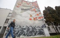 Блин, думал мужик тоже на стене нарисован.