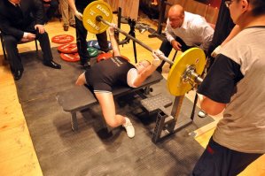 Весьма распространенная позиция. В такой позе тренируется, например, Марьяна Наумова, мастер спорта международного класса, обладательница 15 мировых рекордов среди девочек-подростков, многократная чемпионка мира. Уж она знает, что делает. А вы дебилы диванные, один минет на уме.