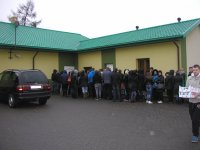 Литовцы празднуют день независимости в Польше, в очереди за мясом.