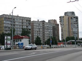 Уважаемый вы случайно не на Москачке обитали во время приезда в Ригу? (Бывший цыганский район) Где вы грязь видели?! 
В каком веке остров заячья губа ЖИЛ?! 
какой транспорт ходил к телевизионной вышке?! Сроду ничего не ходило и ходить не будет (была задумка пустить автобус для сотрудников). Общественный транспорт ходит нормально и там где надо, на другой берег идет практически половина троллейбусов, автобусов, маршруток, электричка и можно пешком.