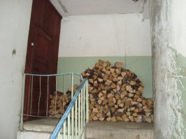 Медицина, астрономия, математика и ремёсла в Китае, Индии и Аравии не выходили а дворцовые стены. Простой люд же обрабатывал поля каменными мотыгами и питался плошкой риса в день.
  
Что касается России - в "дырку в земле" какают только в отсталых деревнях нечерноземной полосы. Ето же касается и горячей воды.  

Кстати, скоро и во всей Украине с горячей водой будут проблемы. И только Киев будет сверкать бриллиантом в короне шоколадного короля.