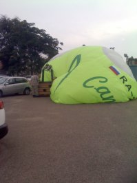 у нас в прошлом году приземлился на стоянку. два авто пострадали.
даже случился такой анекдот:
одна из машин принадлежит девушке. после шока и слёз от увиденного звонит мужу.
-мне в машину врезались! (муж видимо спросил что да как и кто посмел)
-воздушный шар! (минутная пауза)
-да чё ты ржёшь?!