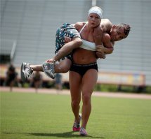 Сидела баба строгала деревяшку