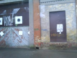 писали тысячи раз,такие дома и места есть повсюду.ехала из аэропорта на вокзал.но в Риге чувствуется напыщенность,можно сказать выпендривание в центре.ну да это и понятно. денег на все не хватает.я люблю Ригу.обычно у меня есть 6-7 часов на пересадку и хожу пешком. в этом году хочу рискнуть и доехать до взморья.но еще раз подтвержу про Ригу-мотель.