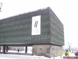 писали тысячи раз,такие дома и места есть повсюду.ехала из аэропорта на вокзал.но в Риге чувствуется напыщенность,можно сказать выпендривание в центре.ну да это и понятно. денег на все не хватает.я люблю Ригу.обычно у меня есть 6-7 часов на пересадку и хожу пешком. в этом году хочу рискнуть и доехать до взморья.но еще раз подтвержу про Ригу-мотель.