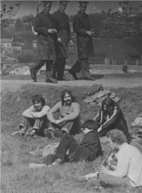 Люди тусили.