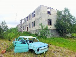 Приречный, Мурманская область, жители, для удобства властей, переселены в одну облезлую пятиэтажку. Шерифом - один из сменных пожарных из Мурманска (234 км)