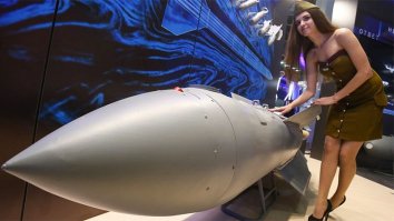 А красная кнопка сверху - оружие сделано по голливудским стандартам и для американцев?