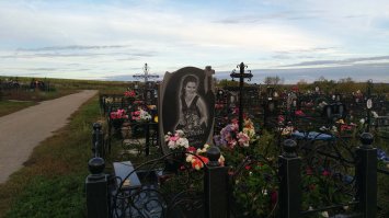 Могила стюардессы Сарматовой Елены находится в нашем городишке Сергач.