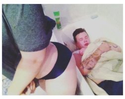 Она обосрала ему руку?