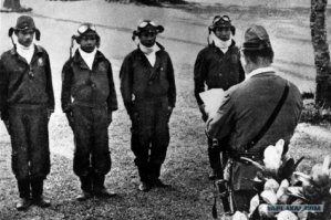 Ничего особенного, просто отличная идеологическая и морально-психологическая подготовка с юных лет. Автор говорит что в армиях такого нет, и немного лукавит - даже у немцев были свои "камикадзе" - зельбстоопфер, когда Германия находилась на грани поражения, да и русских хватает актов самопожертвования (ну, у нас конечно не по приказу, а на личной инициативе больше строилось). Автор так же в силу собственной неосведомлённости вопросом, либо же в угоду эксклюзивности феномена - не пишет что в современном мире - существуют подобные явления, и  это никто иные как террористы смертники, которых обрабатывают подсовывая ложные идеалы, заставляя верить в загробную жизнь и отправляют умирать с требованием  "забрать как можно больше врагов\неверных (кафиров) с собой".  
Регионы разные - методики подготовки одни и те же.