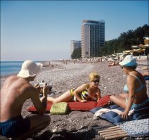вроде фотоаппарат Зоркий у парня в руках, и на башмак вспышки дальномер установлен - в свое время очень крутая и к тому же дефицитная штука