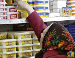 Угу, вот только она тырила постоянно. Приходила в магазин и тырила. Я посмотрю на тебя, когда к тебе как за зарплатой станет ходить такая бабушка и брать не одну пачку масла в неделю, а по 3-4 за раз. Вот тут и выяснится, что на 400-500 рубликов в день приходит эта несчастная. А в месяц больше 10-ки набегает.
Люди удивляются - ну как не простить 5-6 рублей если не хватает? А вот так, это для человека со стороны 5-6, а для человека за кассой это 12-15 таких жалостливых в день. В сумме на пару сотен набегает, а у тебя зарплата 20 тысяч.
вперед, минусите